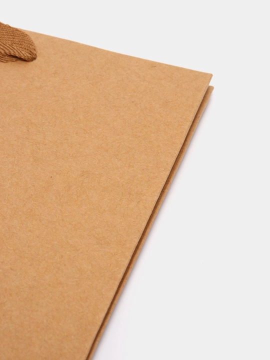 Sovgalar va xaridlar uchun qogoz paket