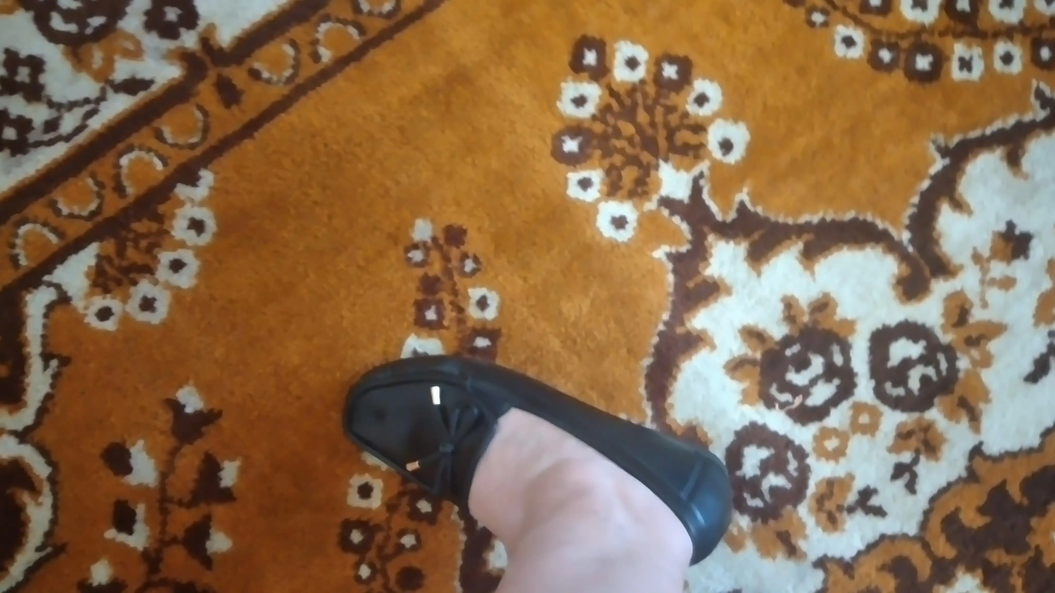 Ayollar mokasinlari, bantli, qora