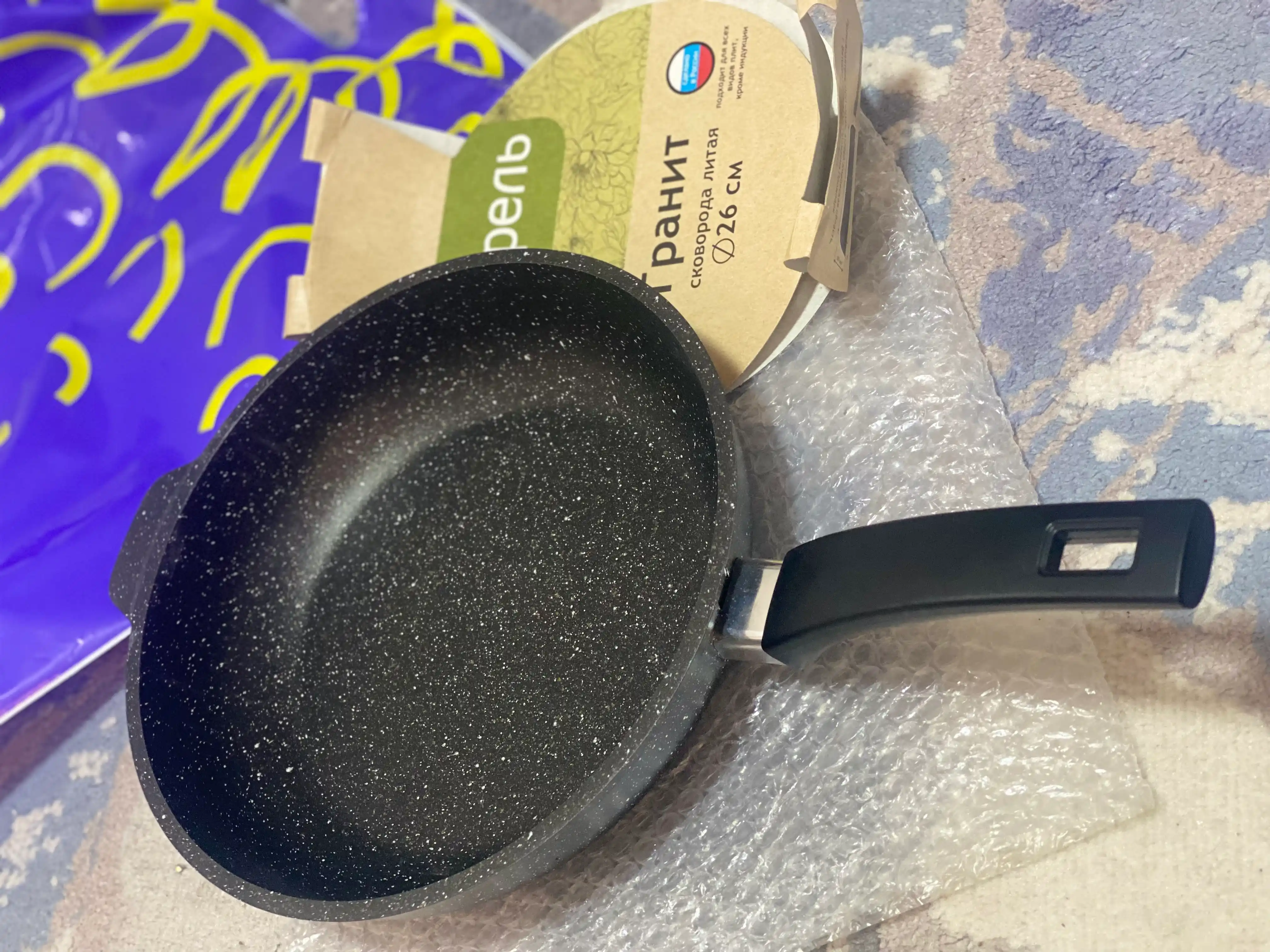 Yopishmaydigan tova Aprel brendidan, olinmaydigan tutqichli, qora granit