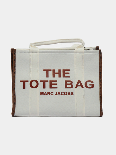 Pornografik chaqaloq oyoqlarini yoyadi