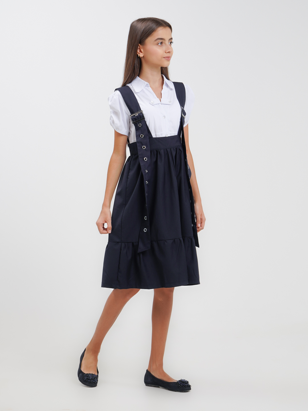 Suratda chokkalab otirgan taytli qizlar