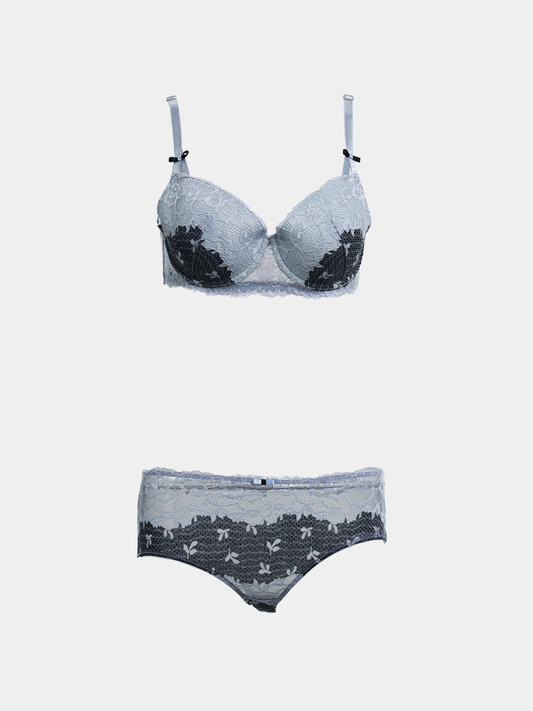 Qizning dugonasini opishga chaqirayotganini tomosha qiling