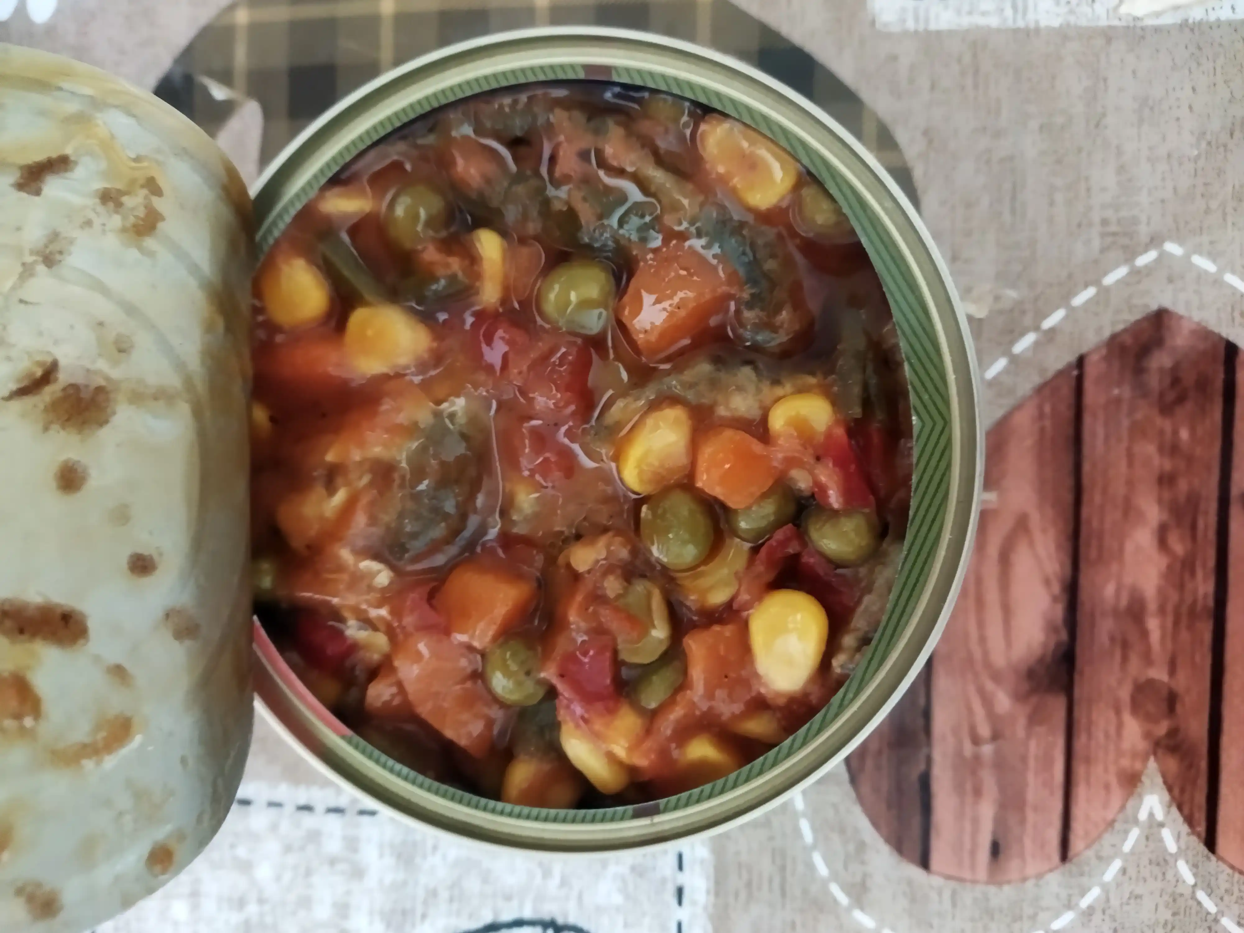 Sabzavotlar bilan qovurilgan baltik kilka va Gavayi pomidor sousi, 240 g
