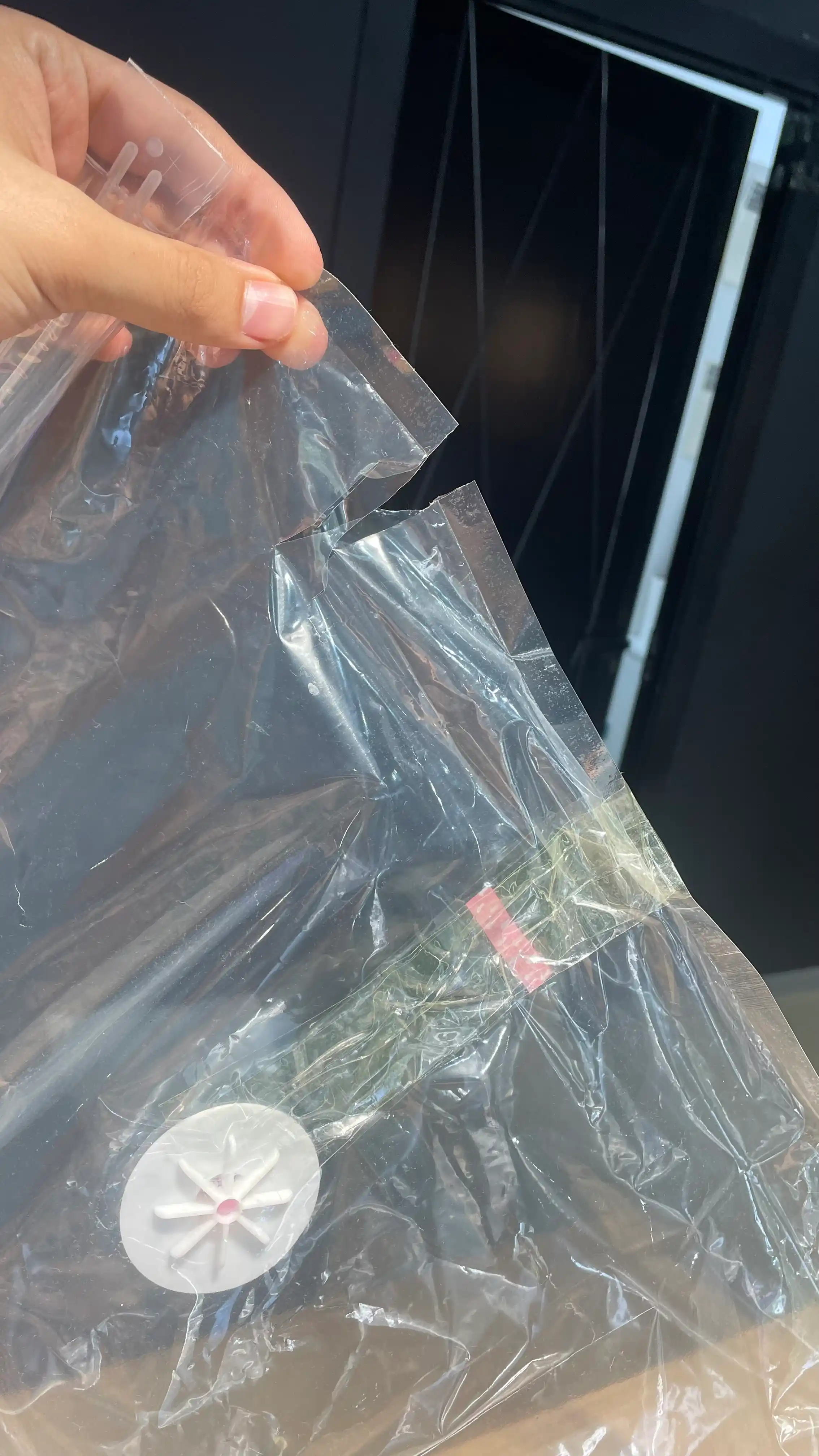 Vakuumli paketlar ko'p martalik narsalar va kiyimlarni saqlash uchun, klapan bilan