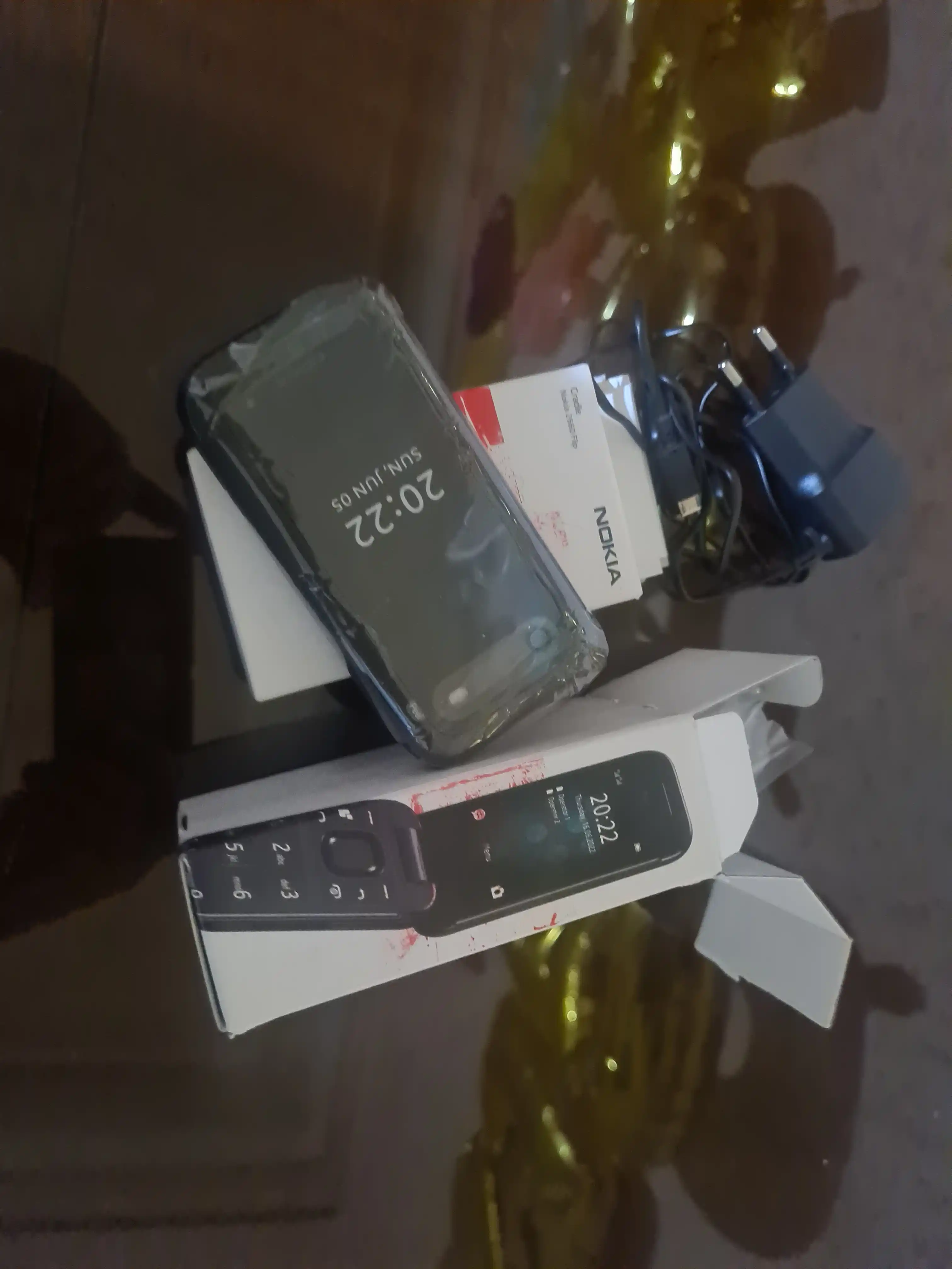 Tugmali telefon N2660, qora, quvvatlash stanstsiyasi bilan