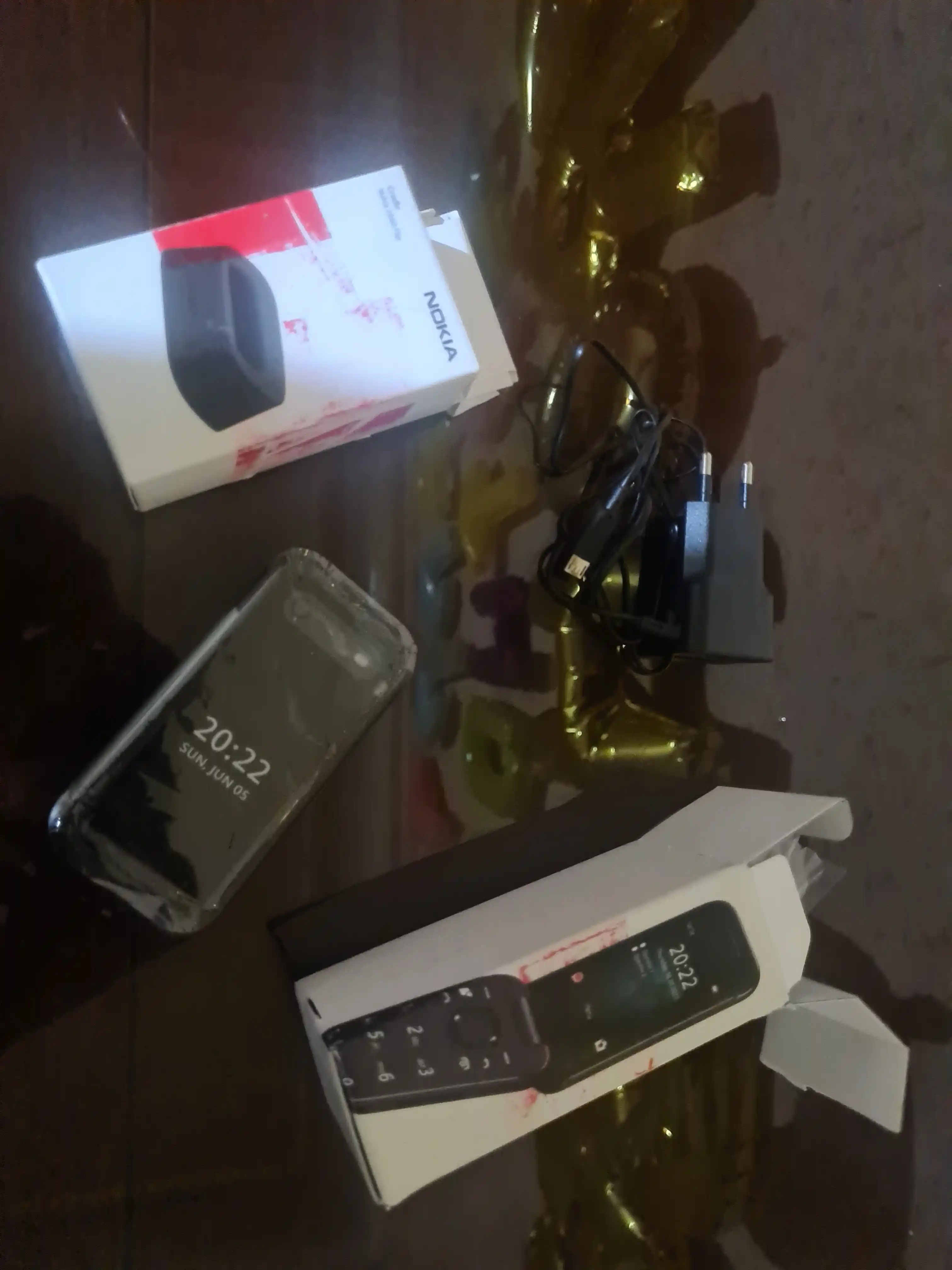 Tugmali telefon N2660, qora, quvvatlash stanstsiyasi bilan