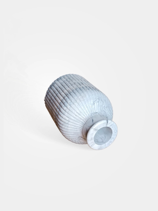 Quritilgan gullar uchun guldon, gipsdan