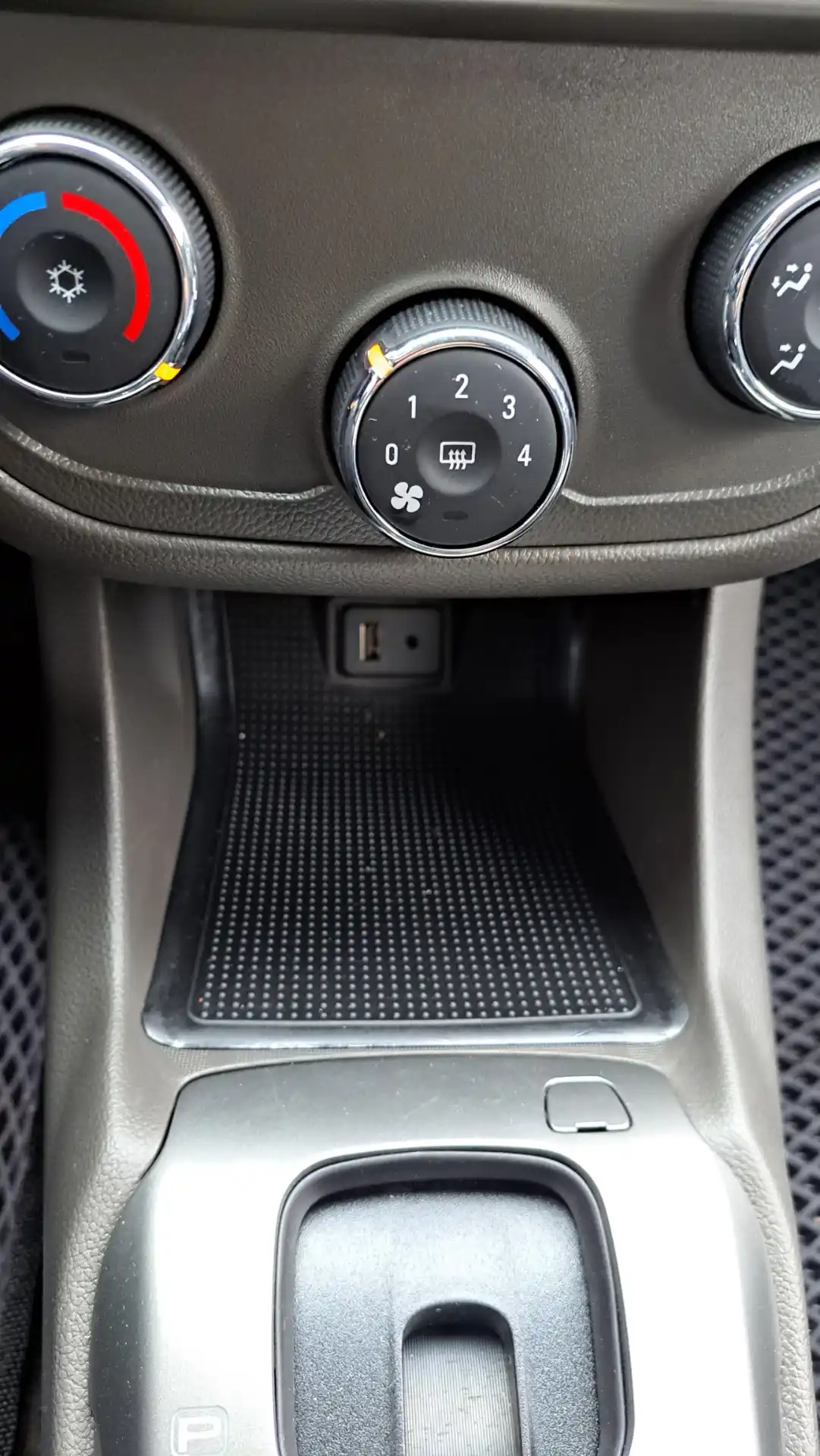 Torpedaga va konsolga rezinali gilamlar to'plami Сobalt, Spark, Damas, Gentra/Lacetti