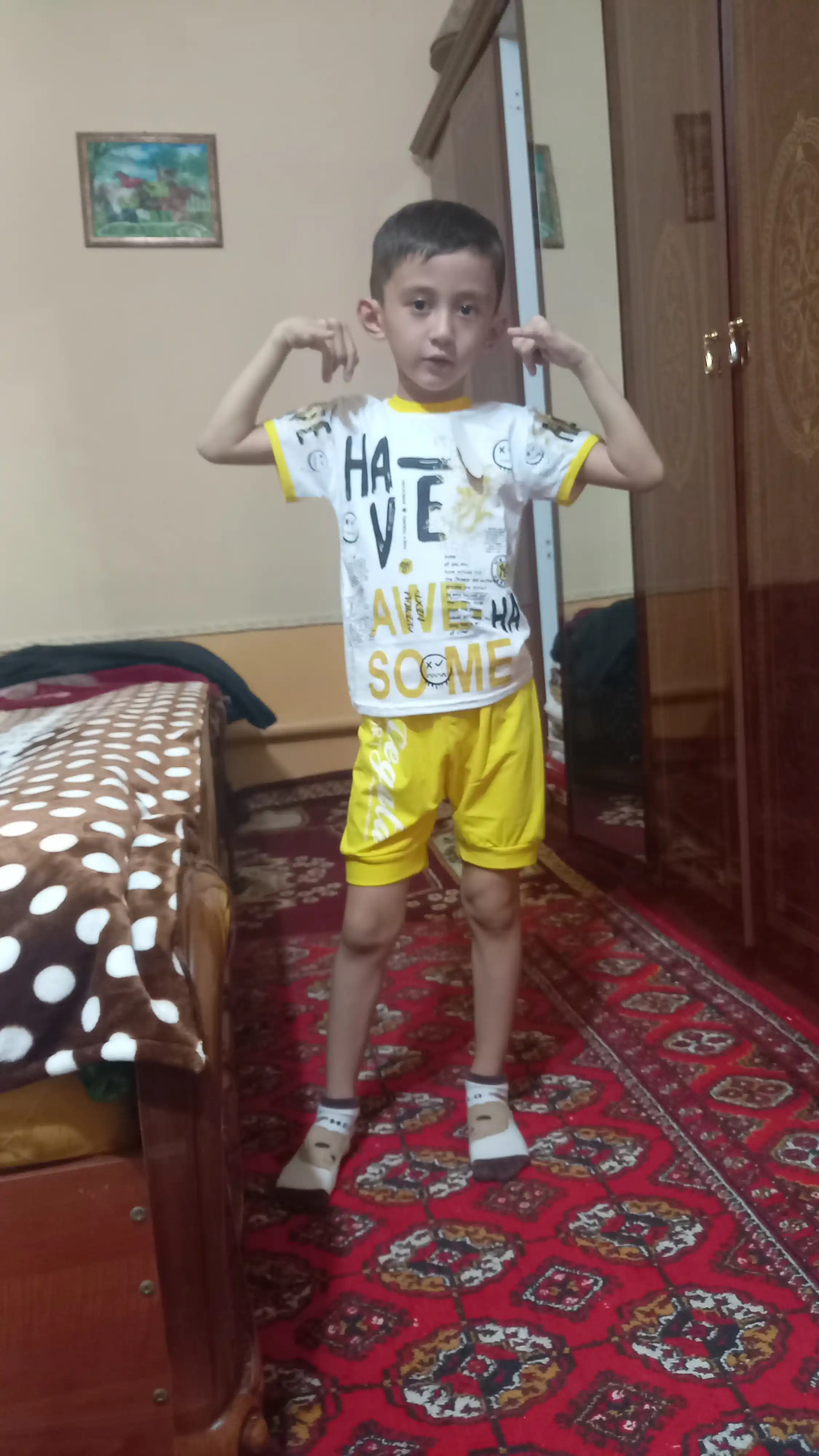 Bolalar uchun uy kiyimlari to'plami. 3-4 yosh