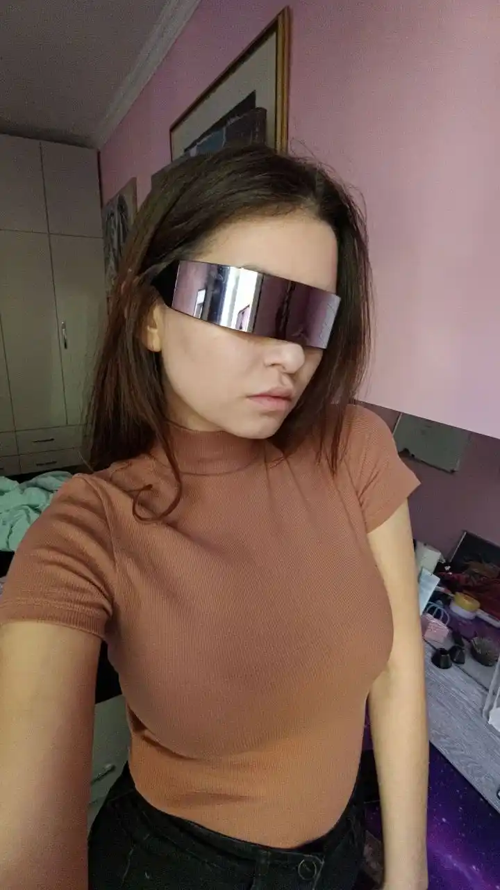 Ayollar uchun quyosh ko'zoynaklari kiberpank uslubida