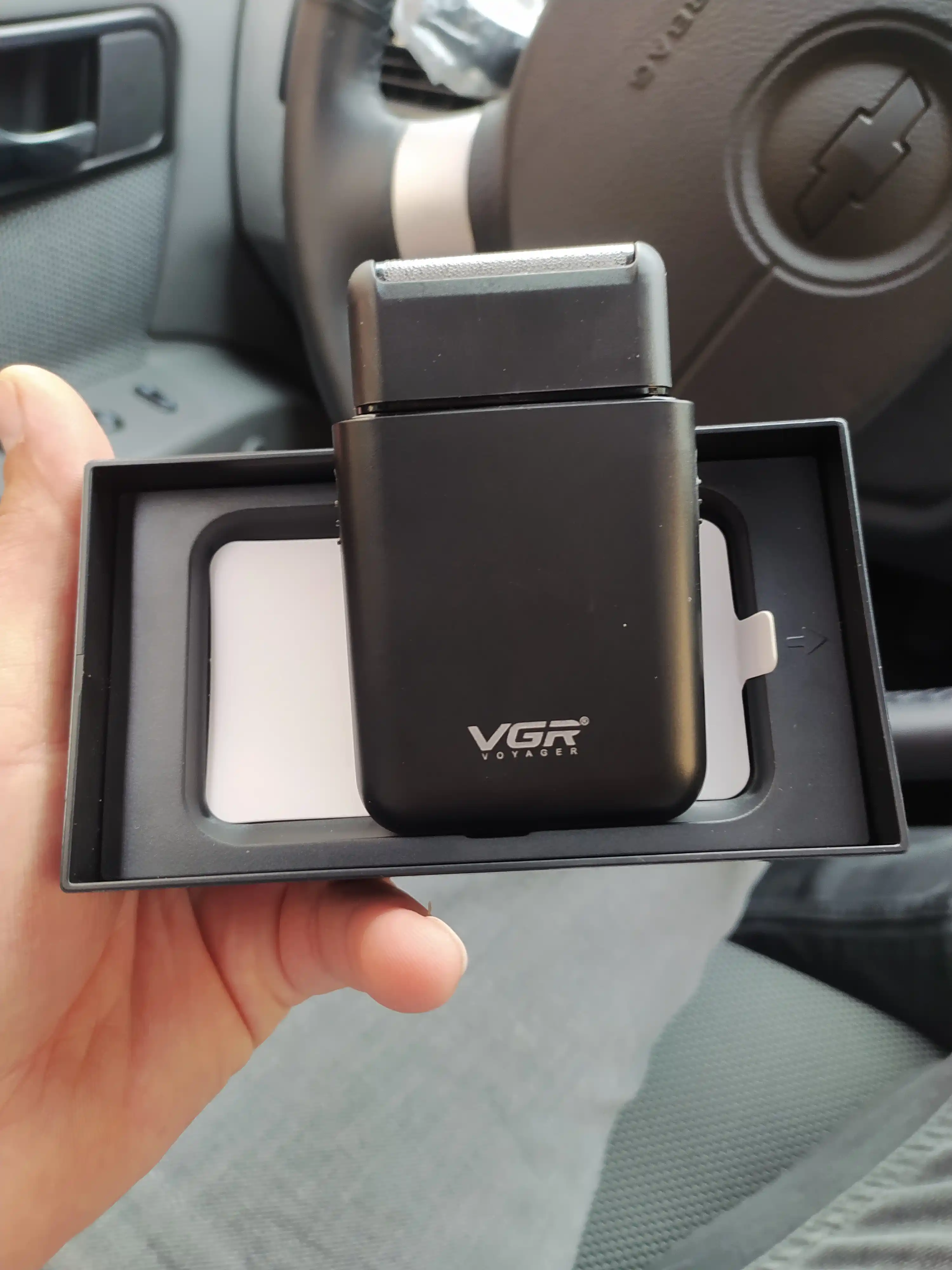 Elektr ustara VGR V-390, portativ shaver, quruq va nam soqol olish uchun