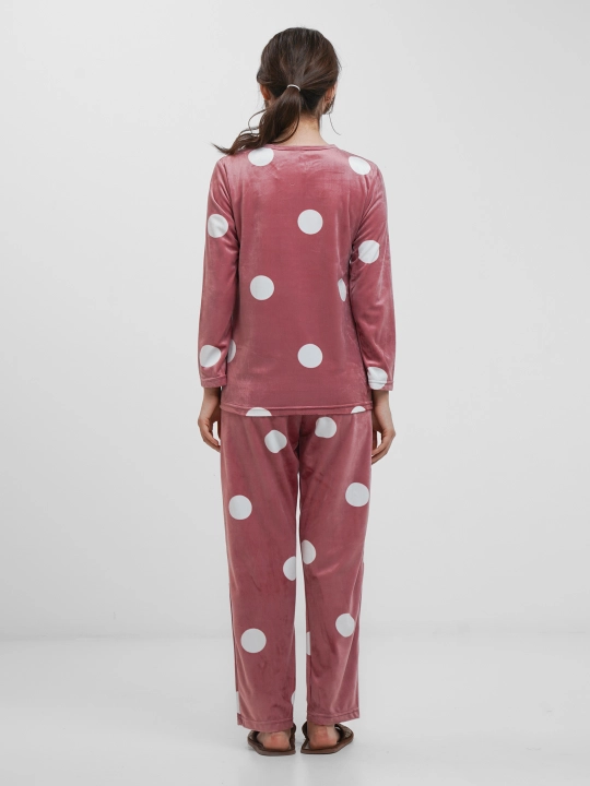 Ayollar uchun pijama, velyurli