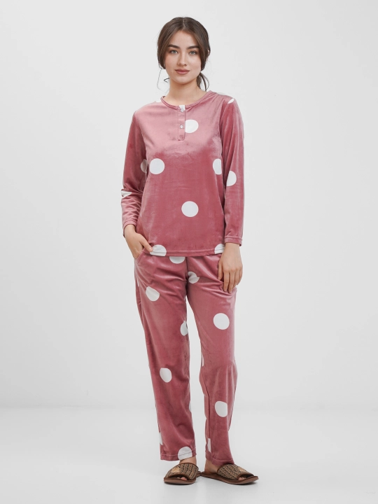 Ayollar uchun pijama, velyurli