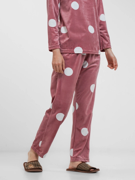 Ayollar uchun pijama, velyurli