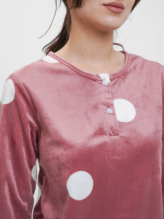 Ayollar uchun pijama, velyurli