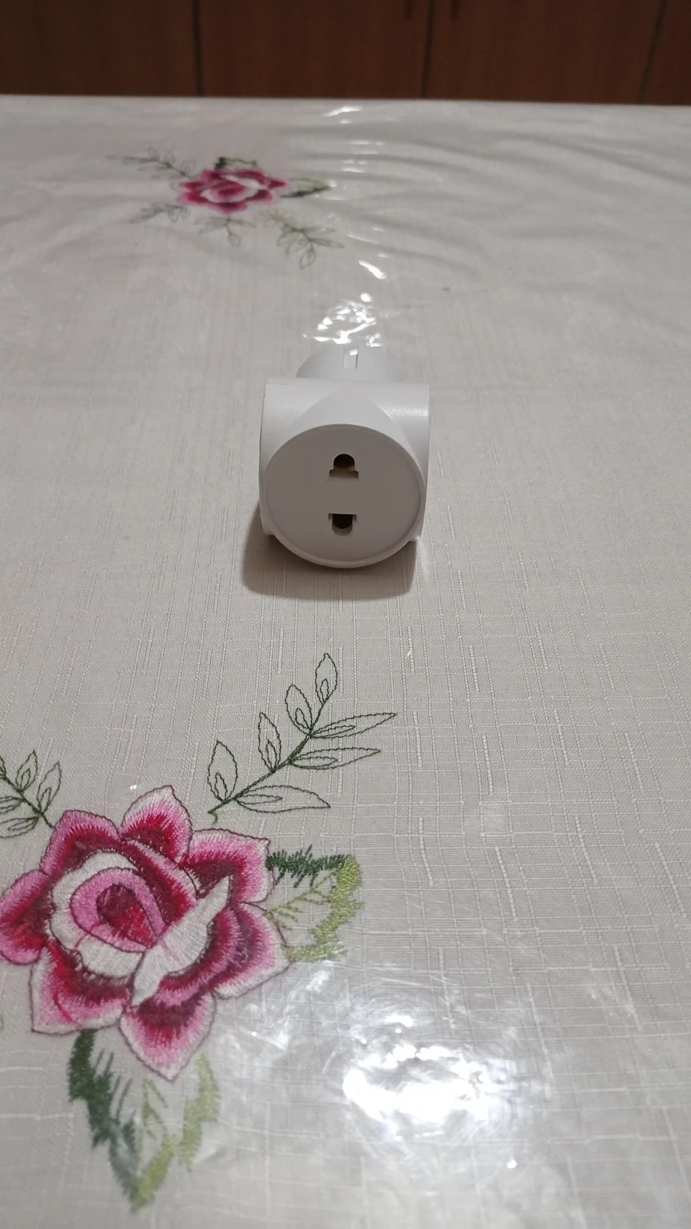 Beshr uchligi, adapter, 3 uyali, yerga ulanmagan, ixcham o‘lchamli, mustahkam korpus, B35