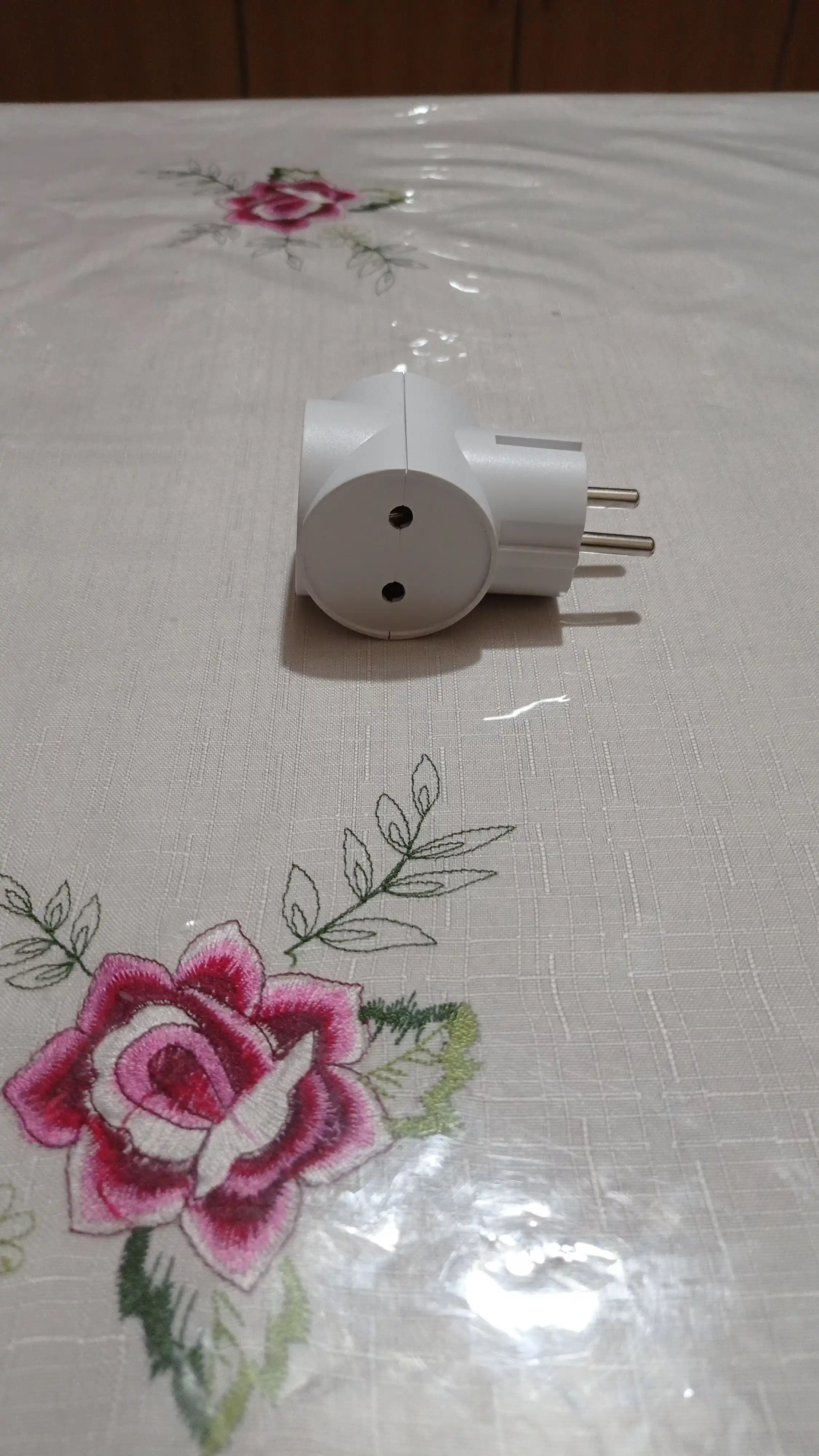Beshr uchligi, adapter, 3 uyali, yerga ulanmagan, ixcham o‘lchamli, mustahkam korpus, B35