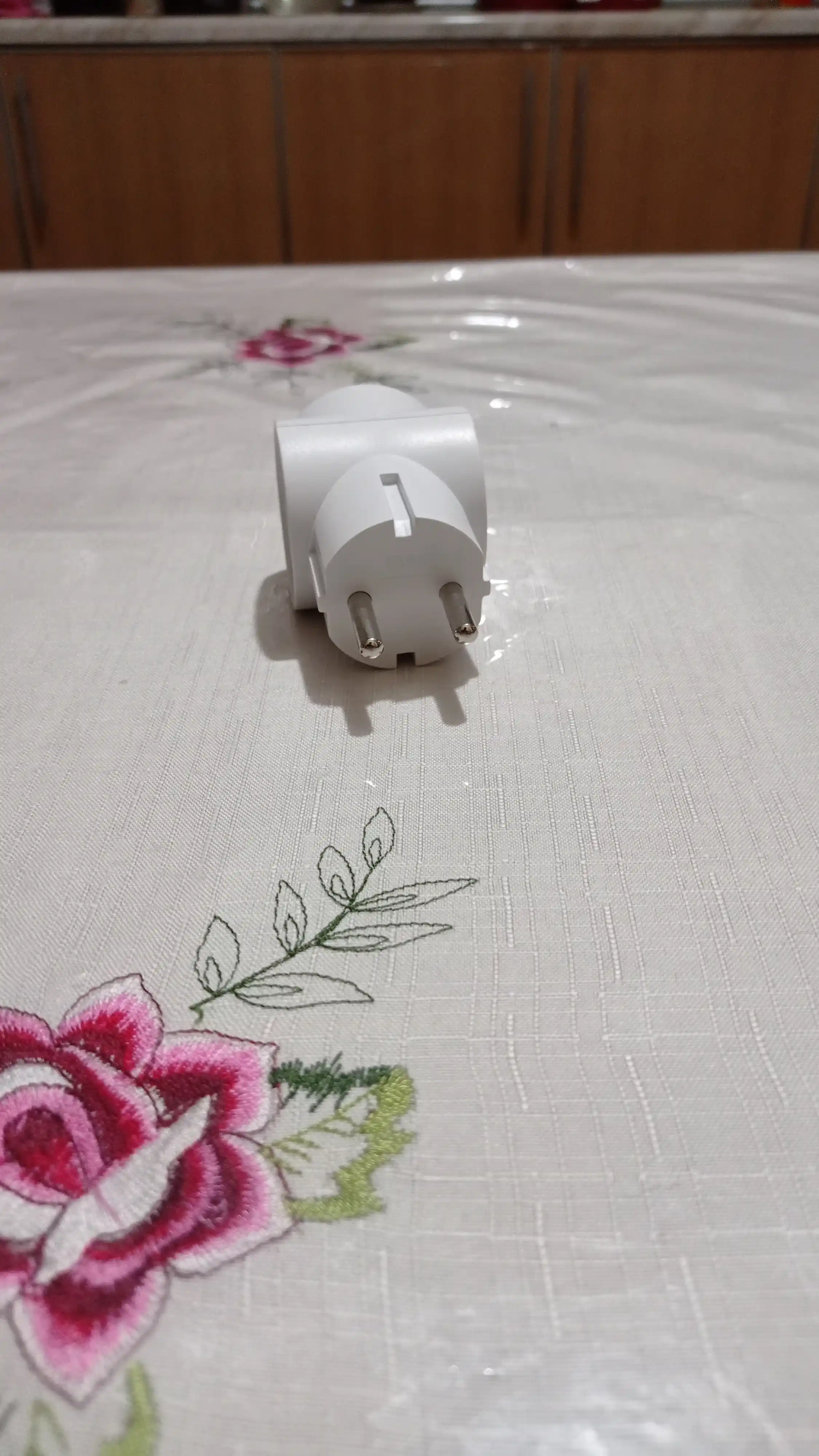 Beshr uchligi, adapter, 3 uyali, yerga ulanmagan, ixcham o‘lchamli, mustahkam korpus, B35