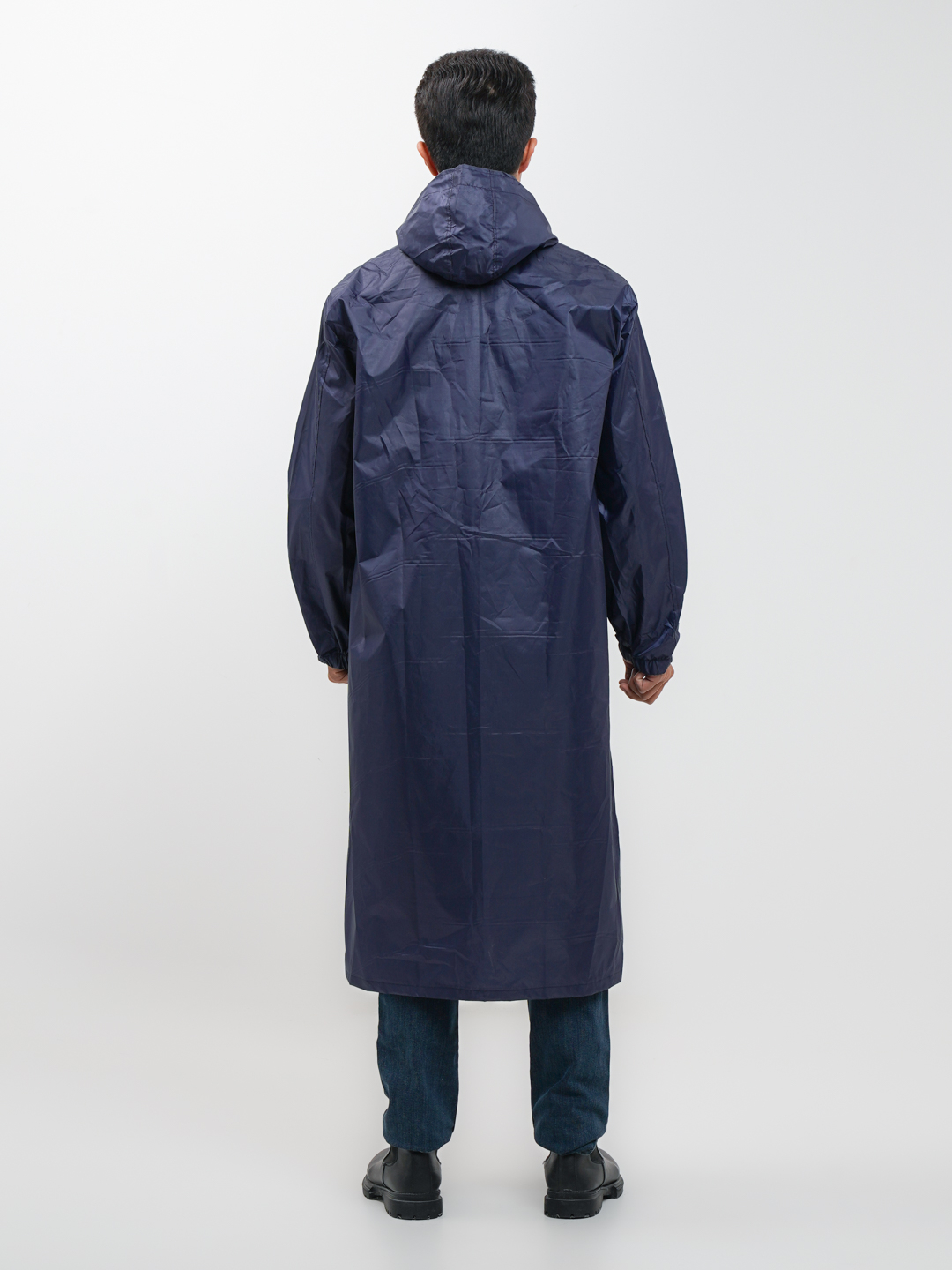 Yomgir palto kiygan xotini shaxsiy fotosurat