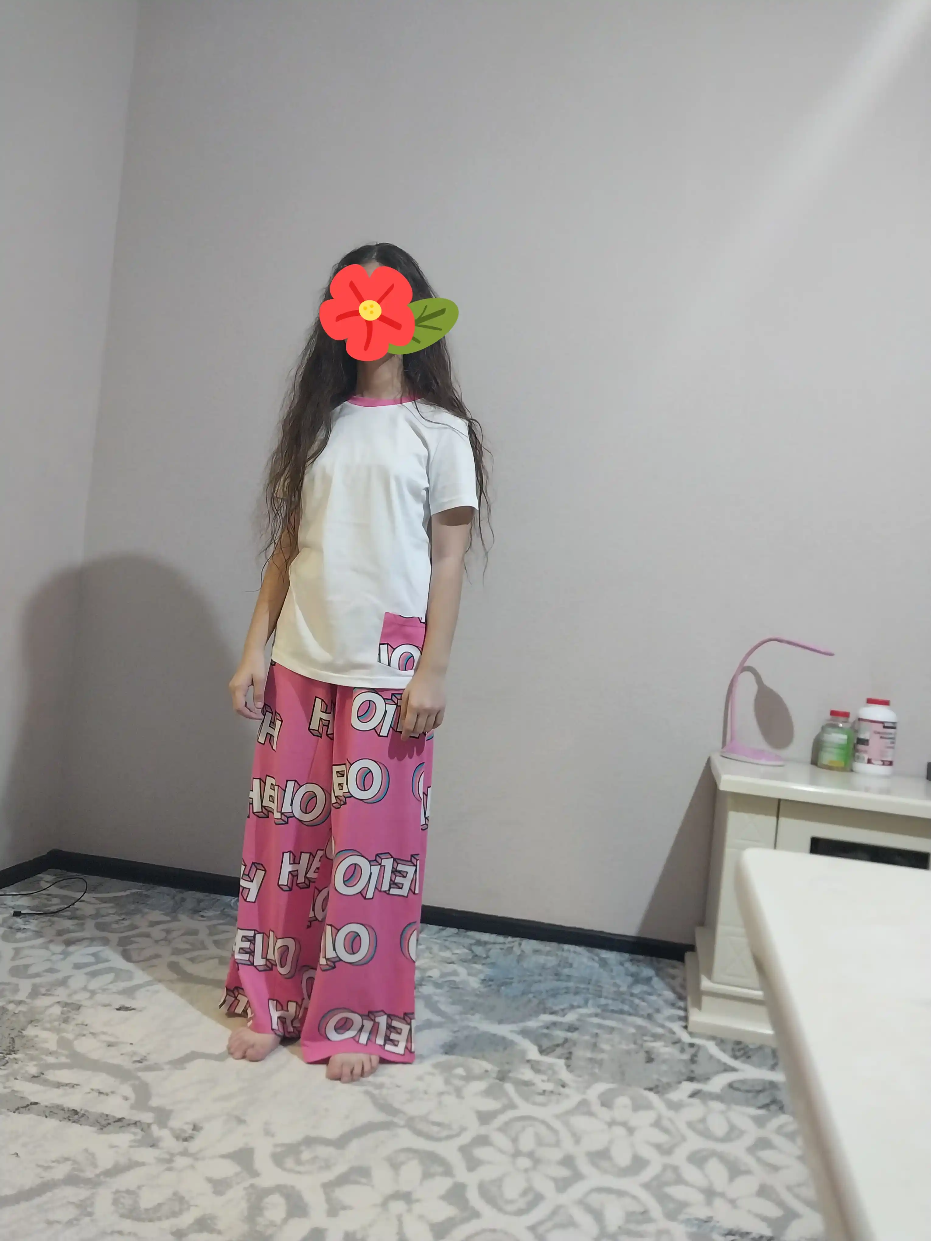 Qizlar va qizaloqlar uchun pijama, keng shim va futbolka