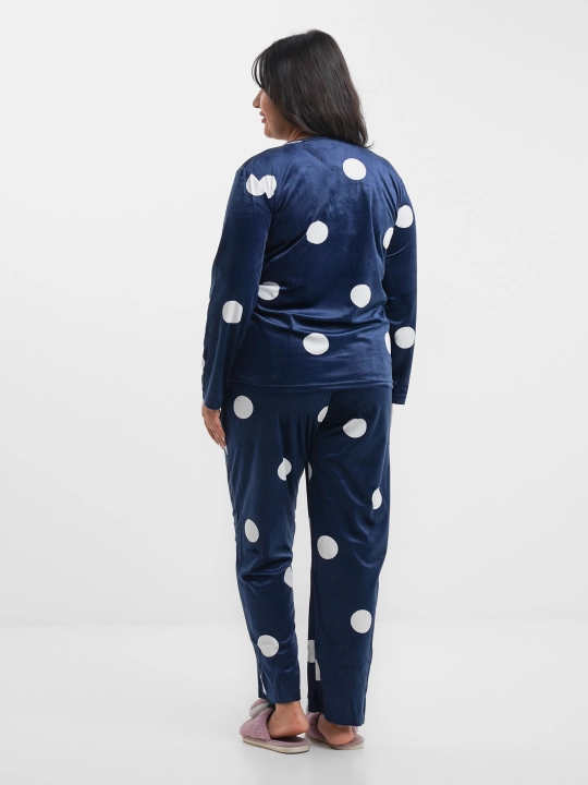 Ayollar uchun pijama, velyurli