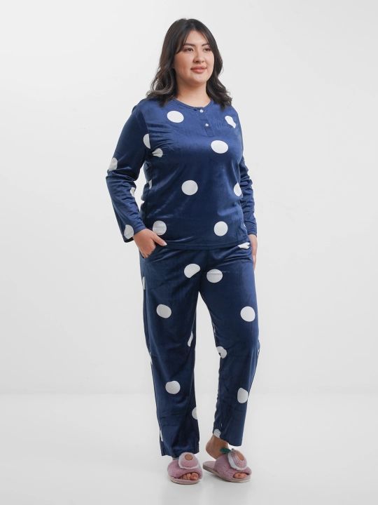 Ayollar uchun pijama, velyurli