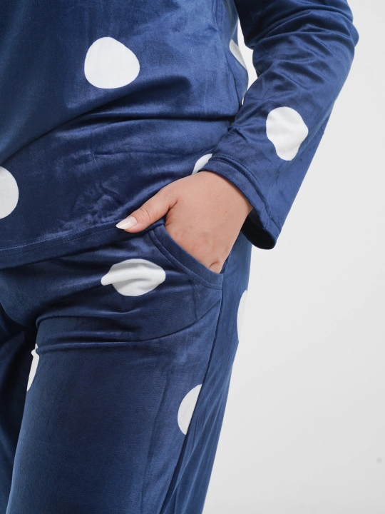 Ayollar uchun pijama, velyurli