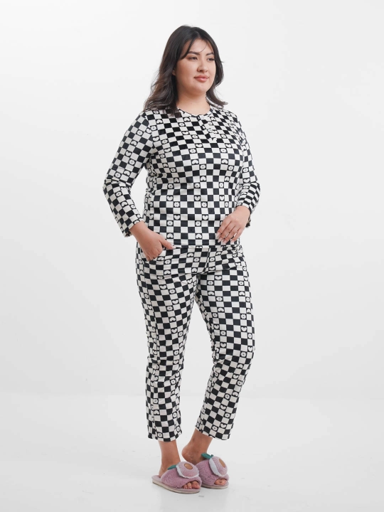 Ayollar uchun pijama, velyurli