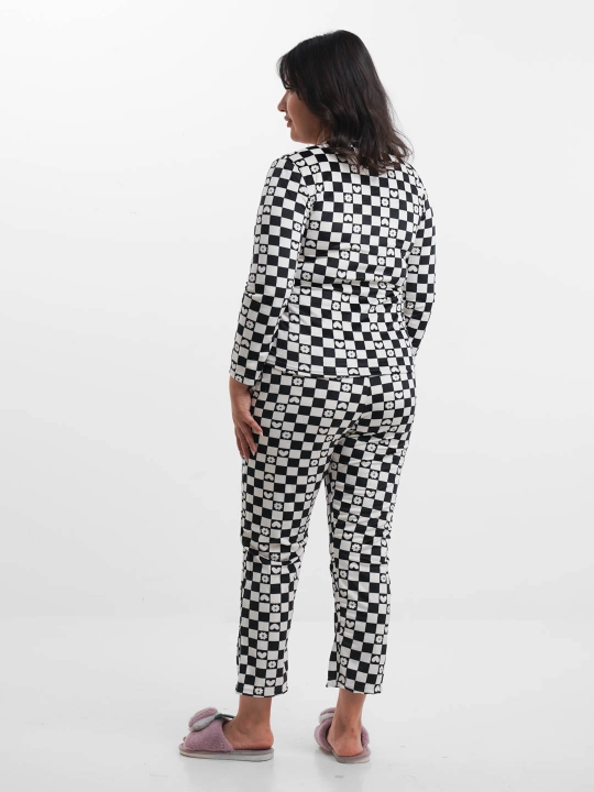 Ayollar uchun pijama, velyurli
