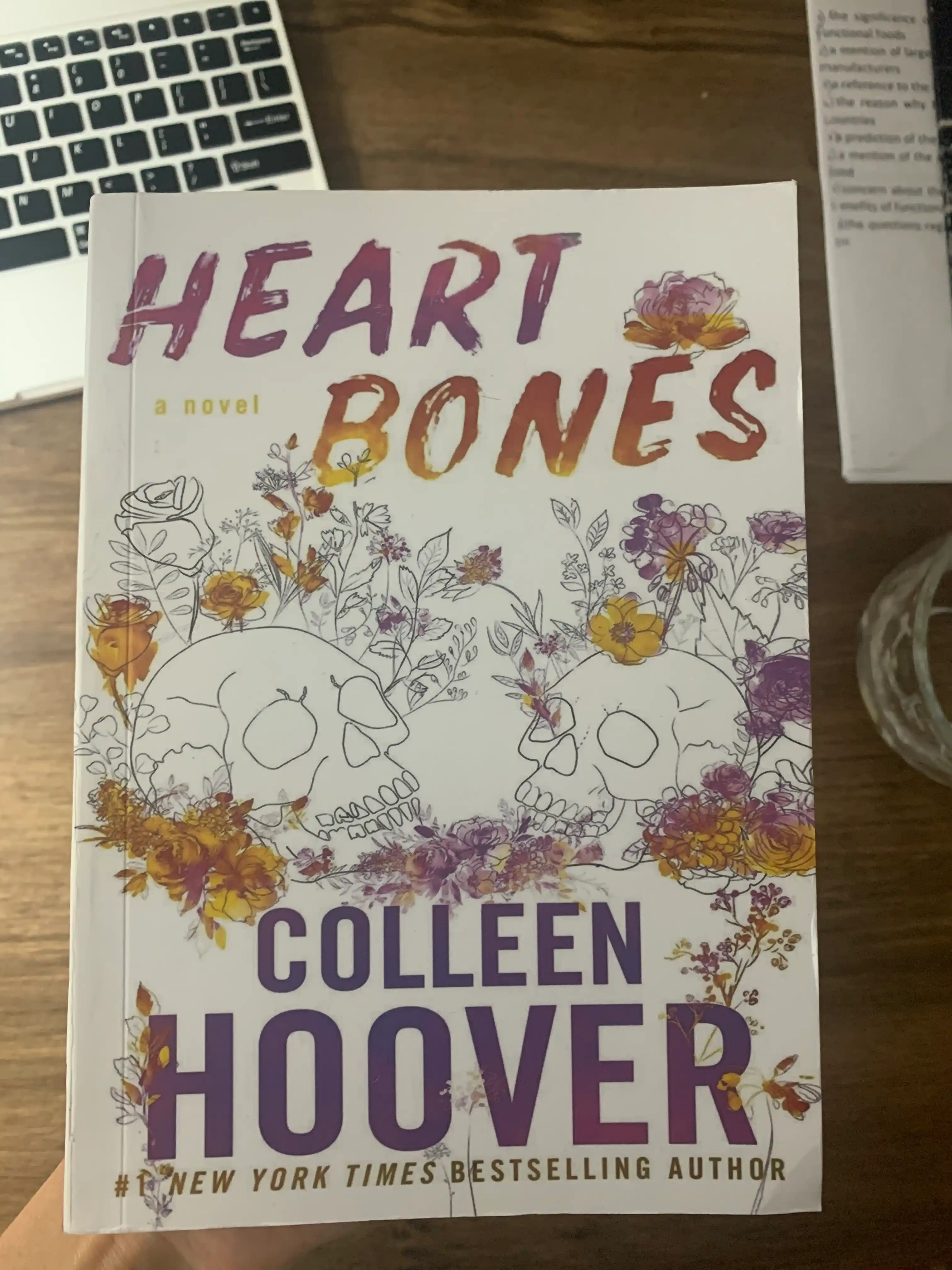 Kitob-Heart Bones, Colleen Hoover