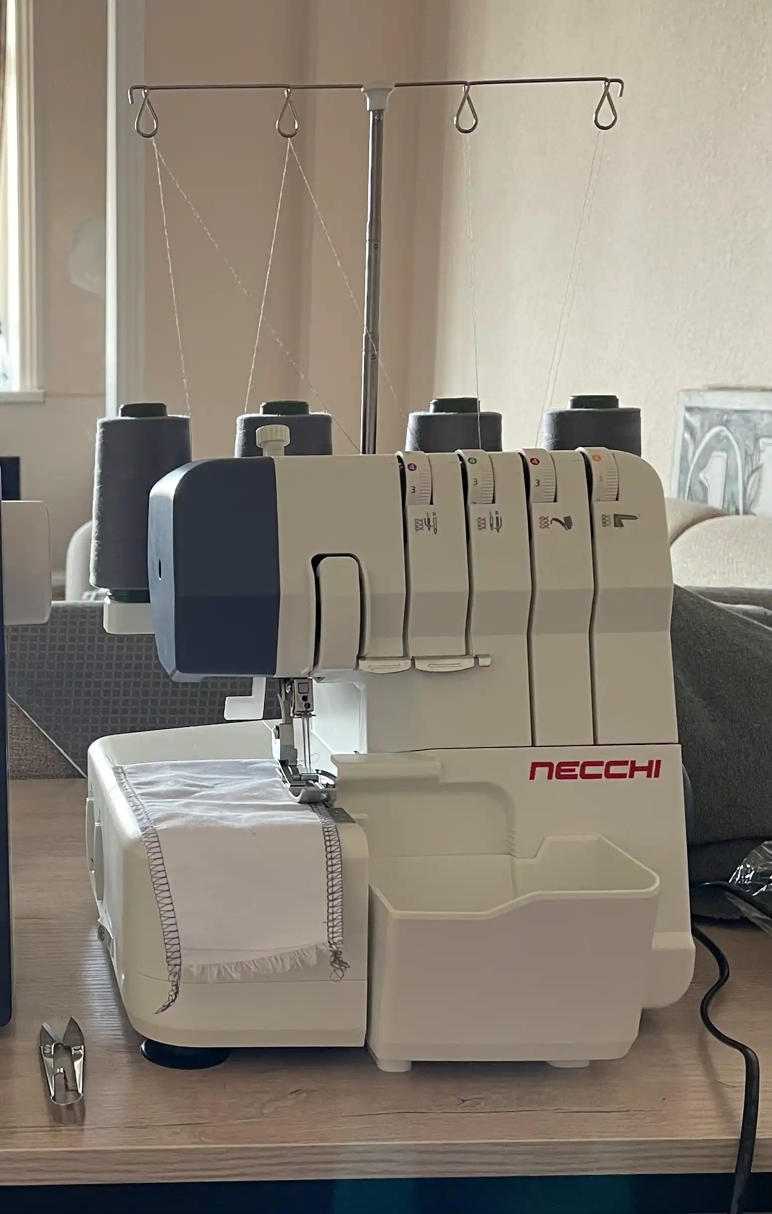 Оверлок Necchi NL11C 4554D, 1300 строчек в минуту