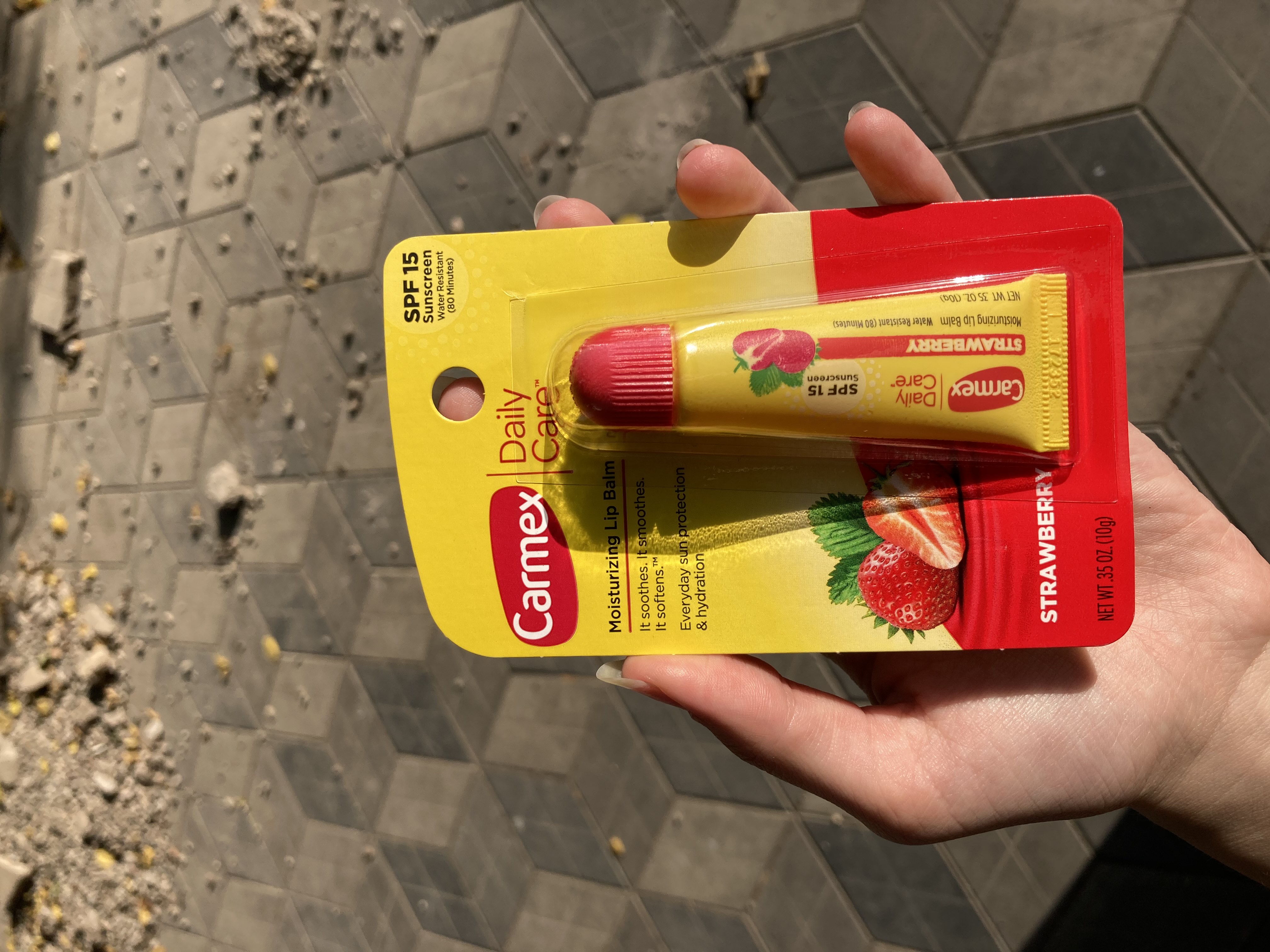Lablar uchun namlovchi balzam Carmex SPF 15 tyubik, qulupnay, 10 g