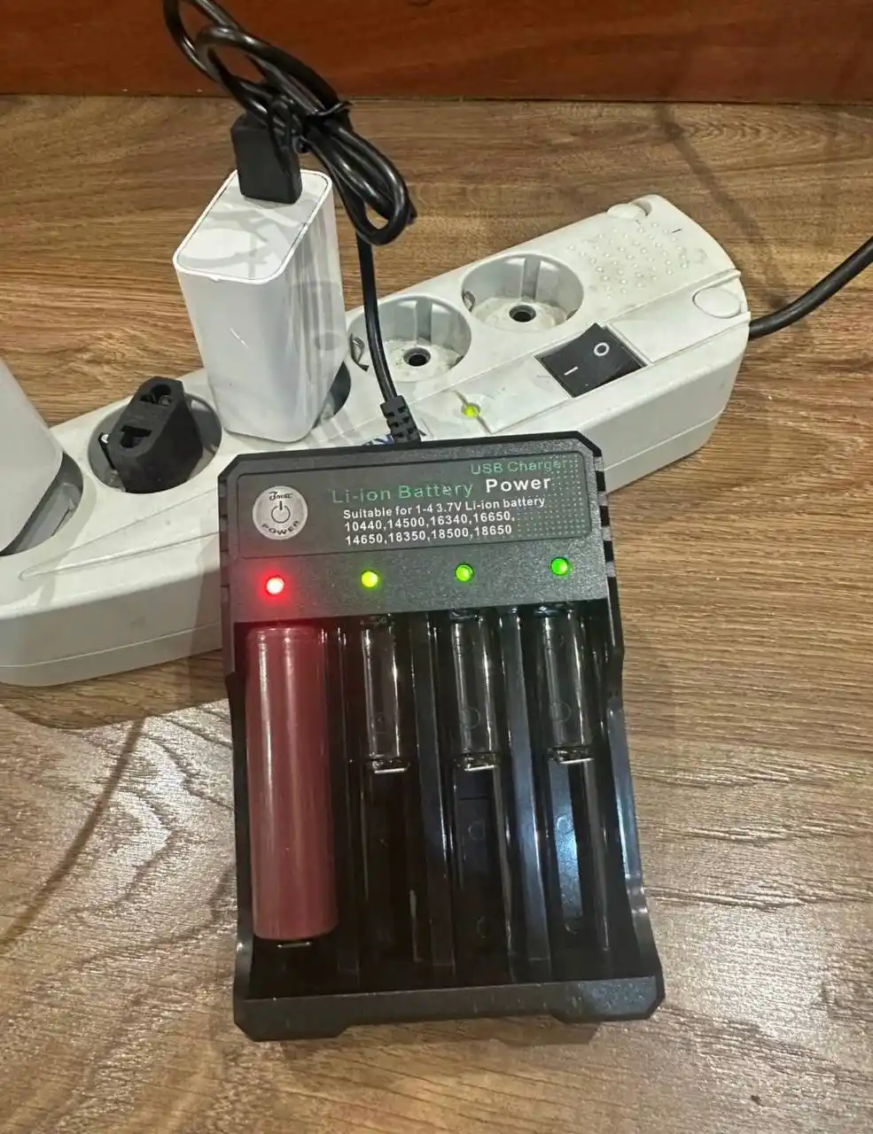 Зарядное устройство USB для аккумуляторных батареек