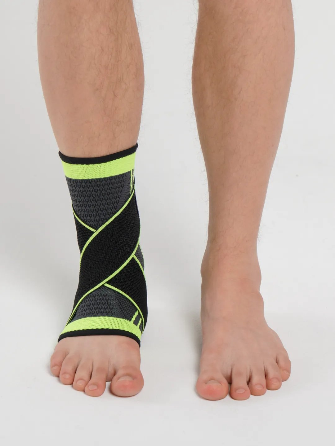 Oq ayol olimi Yalangoch qizlar ov qilmoqda