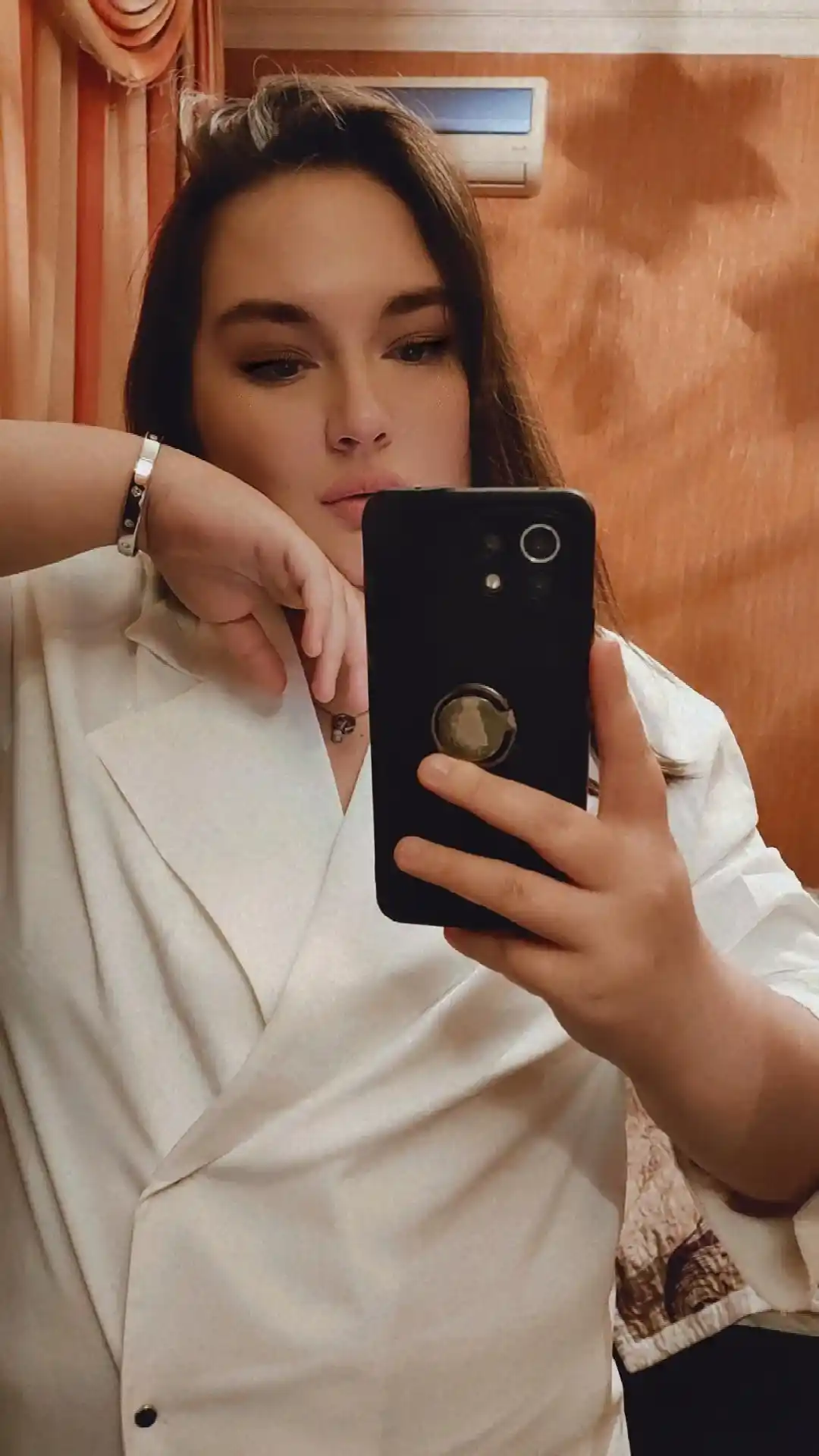 Kamar bilan ayollar bluzkasi Selfie