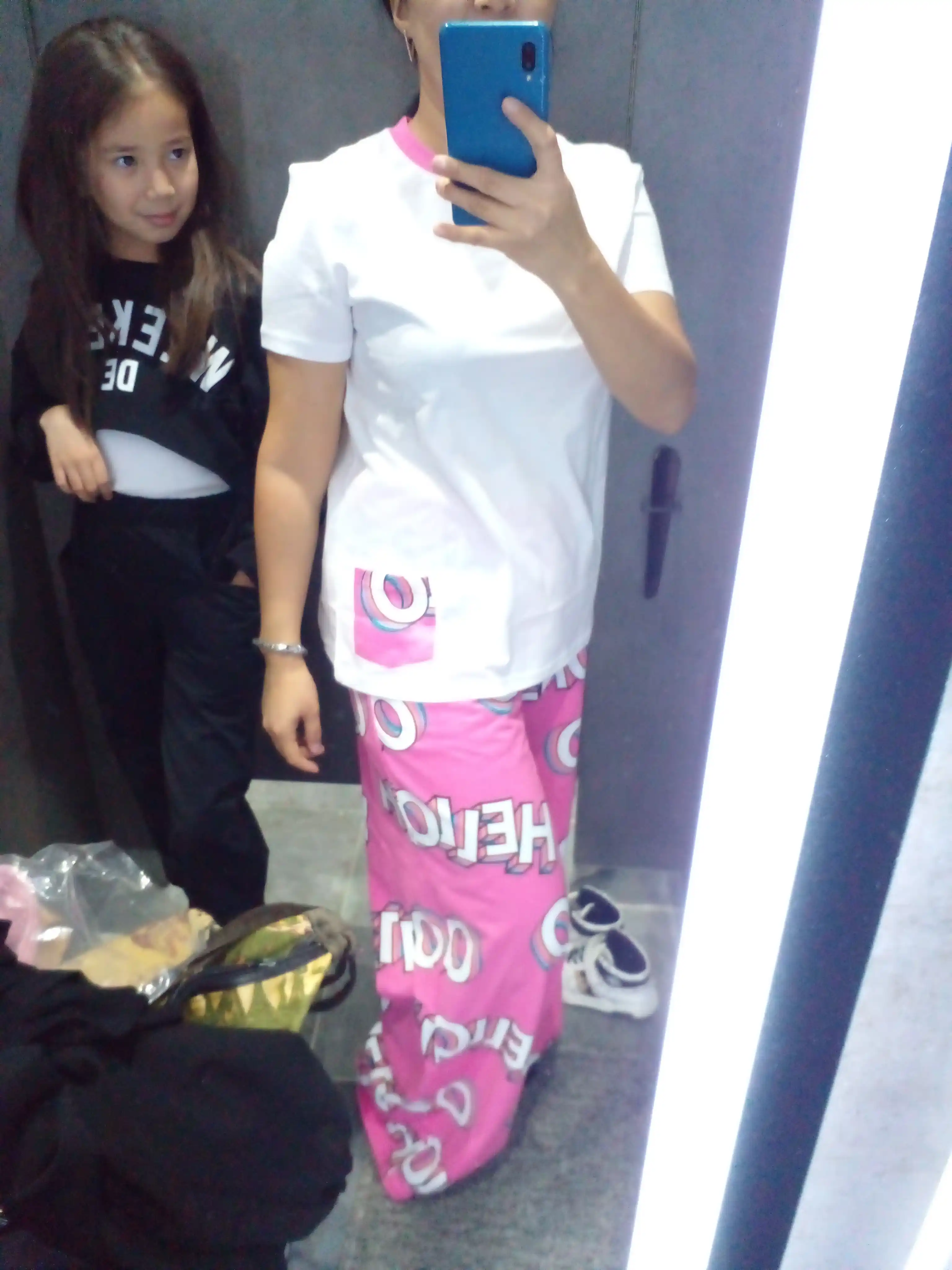 Qizlar va qizaloqlar uchun pijama, keng shim va futbolka