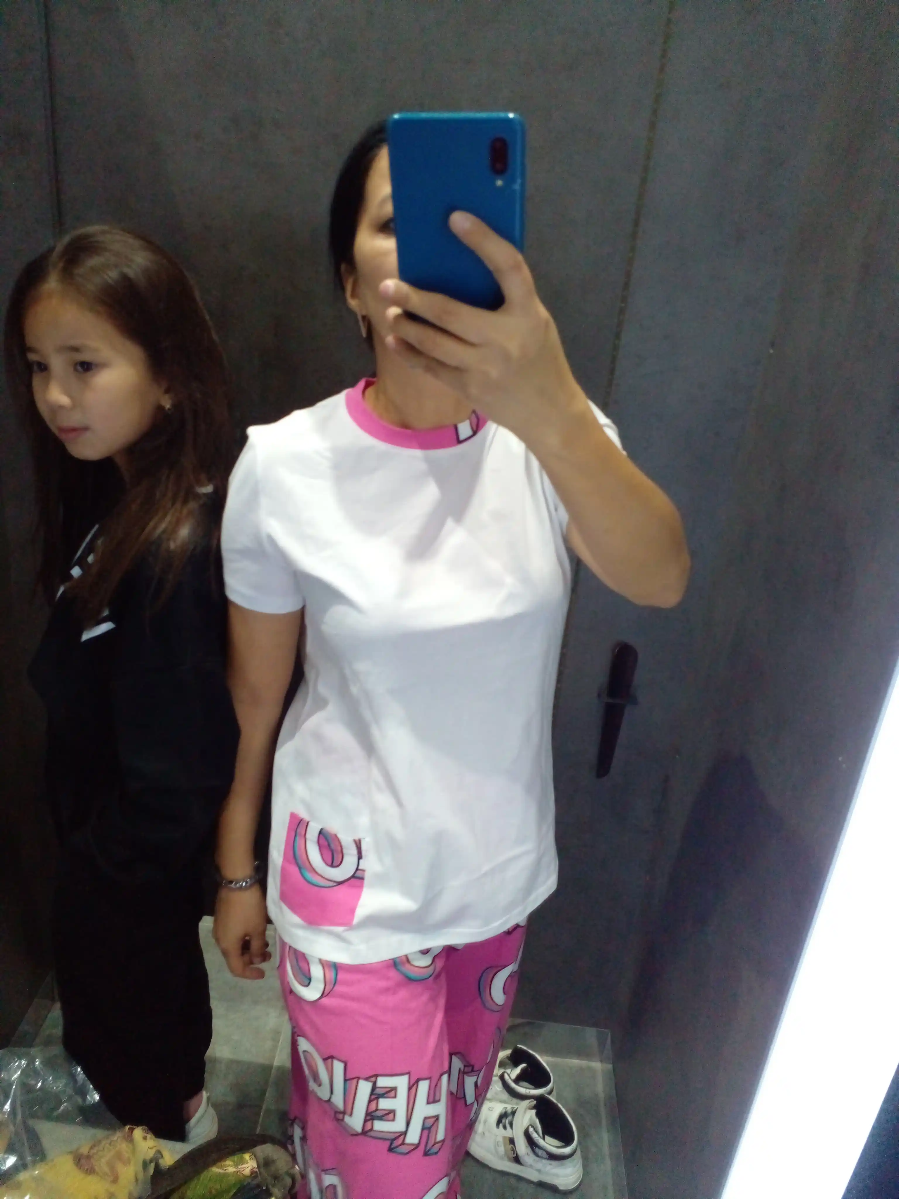Qizlar va qizaloqlar uchun pijama, keng shim va futbolka