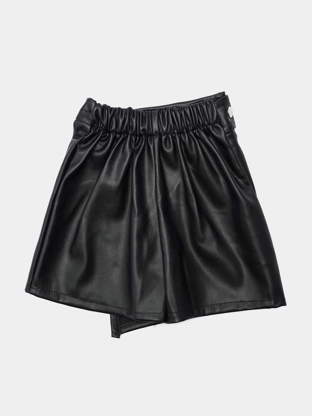 Qiz külotsiz kalta yubkada kamtarona otiradi