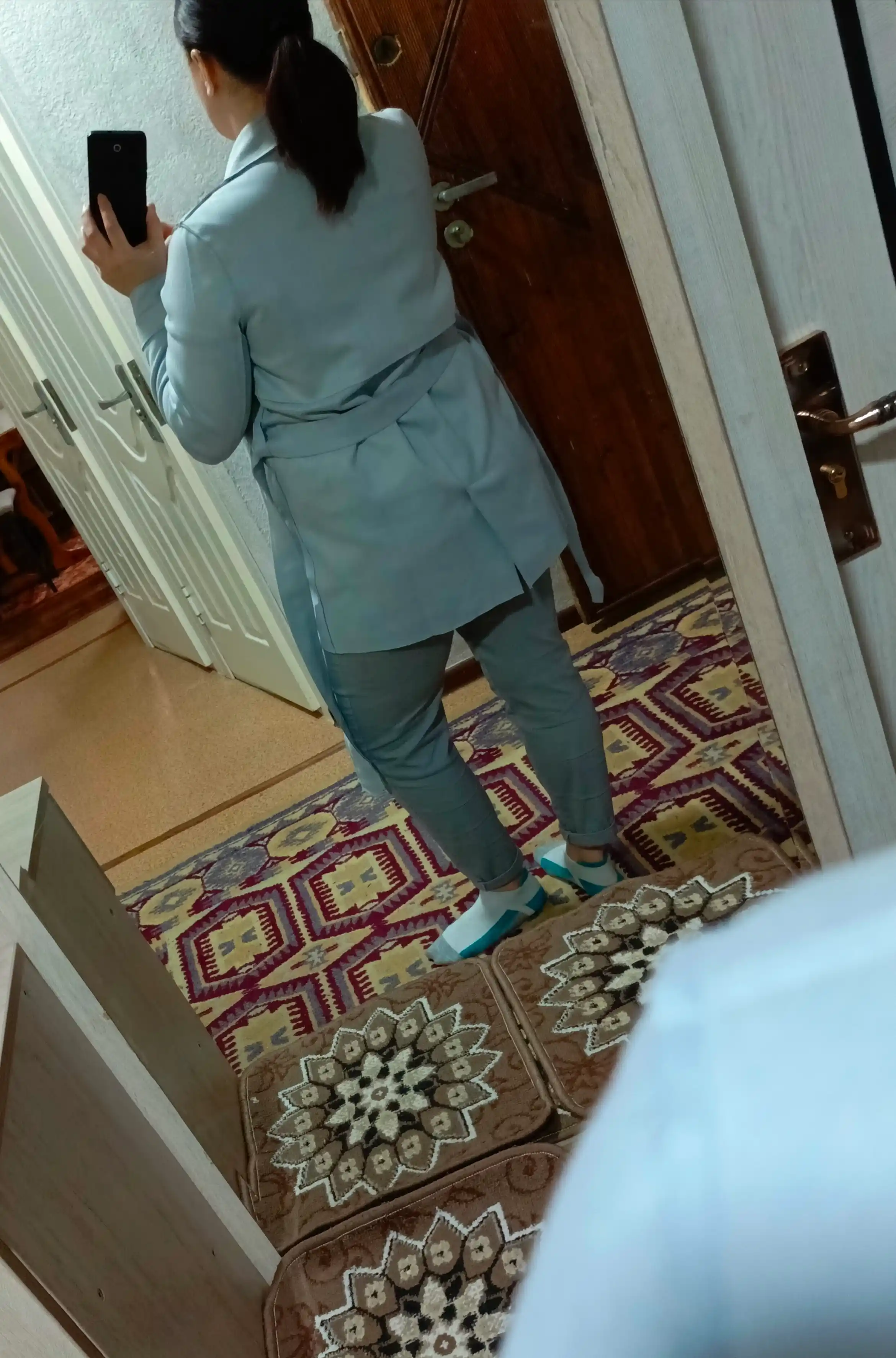 Ayollar vetrovkasi kamar bilan Selfie