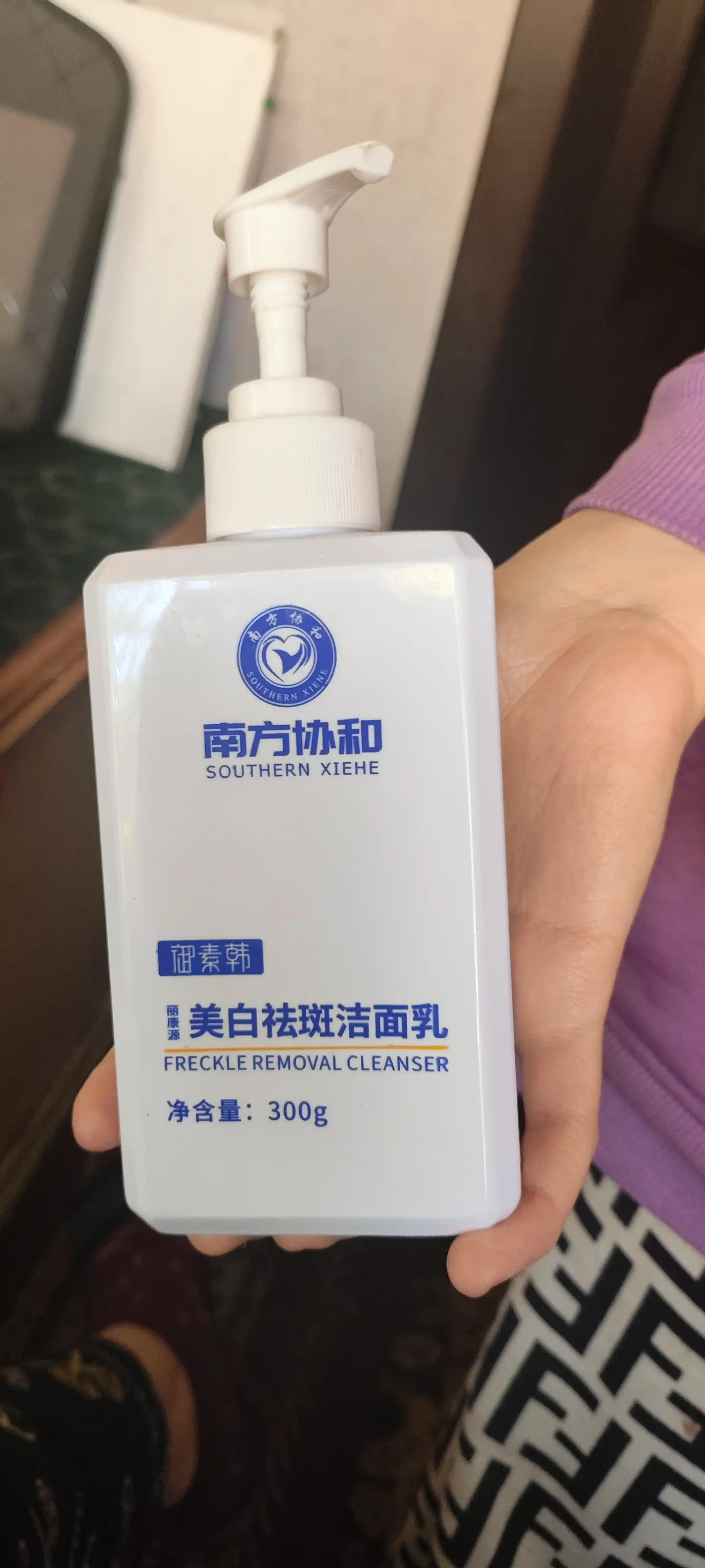Yuz va tana yuvish uchun sut-ko'pik, oqartirish, namlash va tozalash, 300 ml