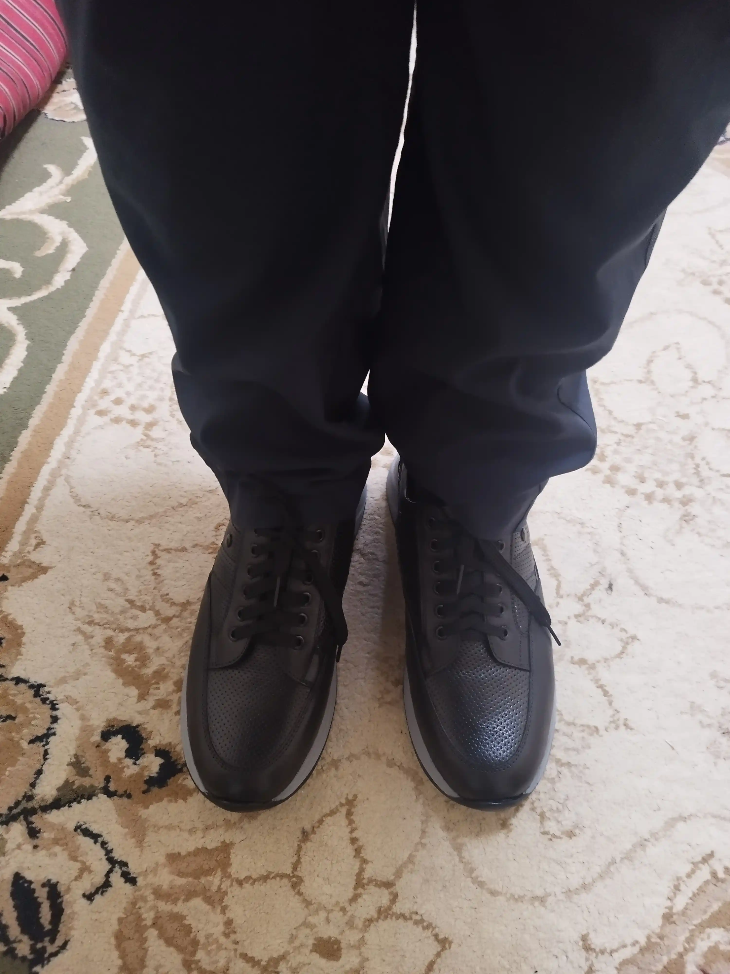 Erkaklar uchun MARSHALL krossovkalar to'liq charm, qora rang, tabiiy charm K-SM 247