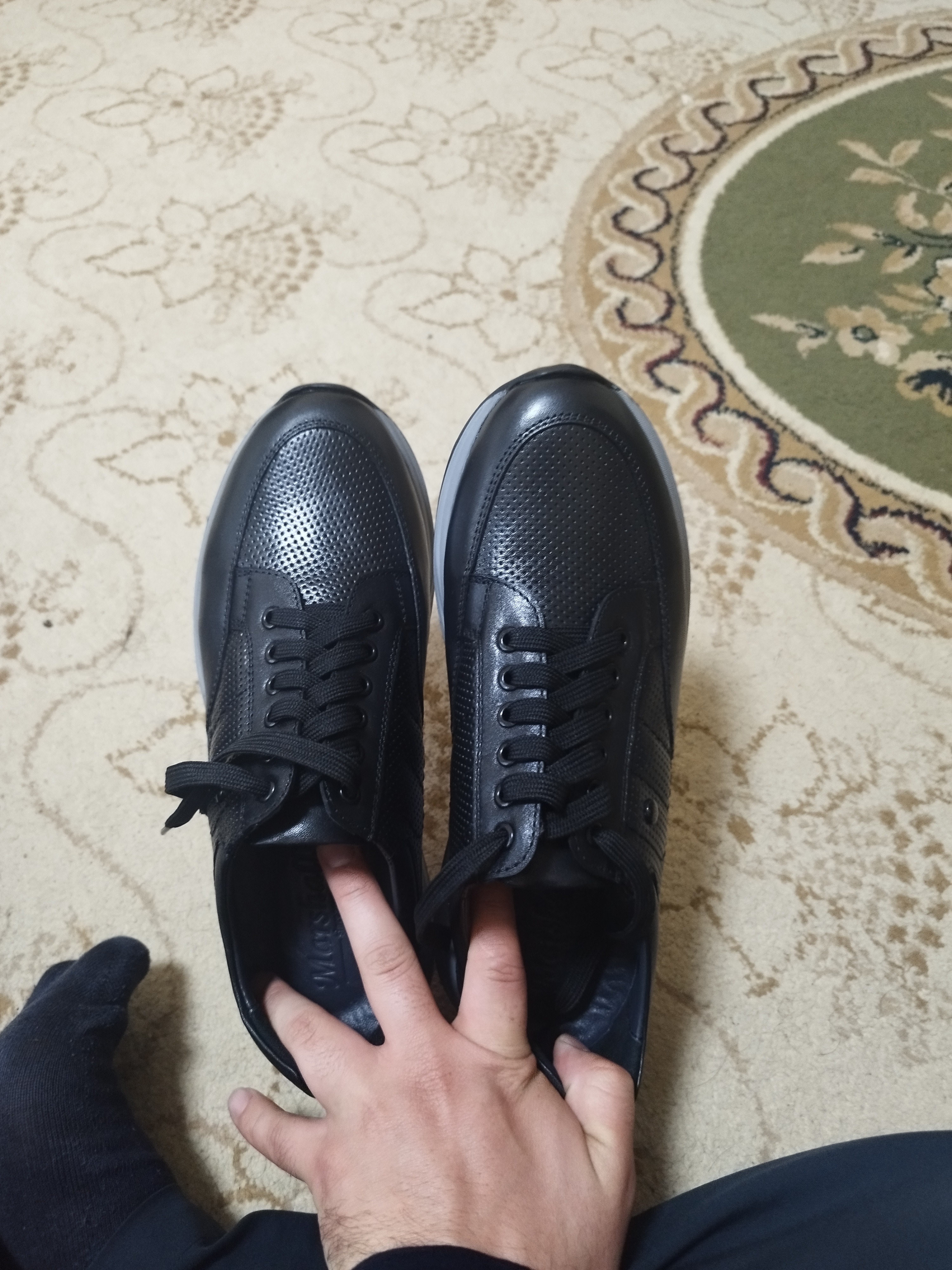 Erkaklar uchun MARSHALL krossovkalar to'liq charm, qora rang, tabiiy charm K-SM 247