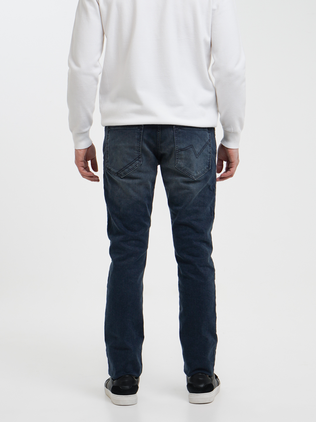 Uning qoli uning trusigida