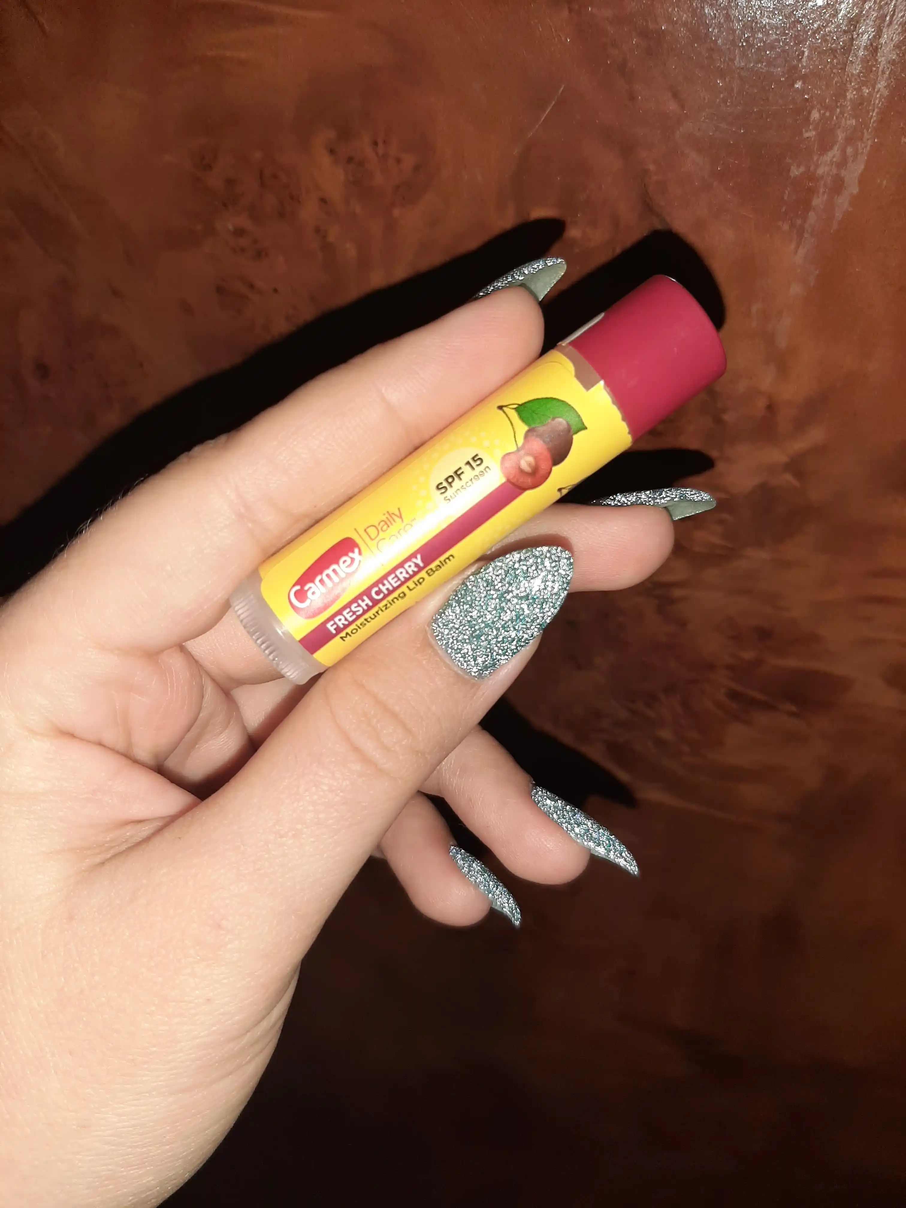 Lab uchun namlovchi balzam Carmex, yangi olcha, SPF 15, 4.25 g