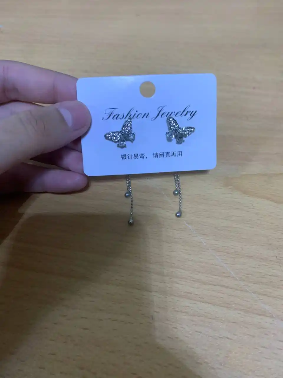 Gullar va kapalaklar bilan ayollar sirg'alari