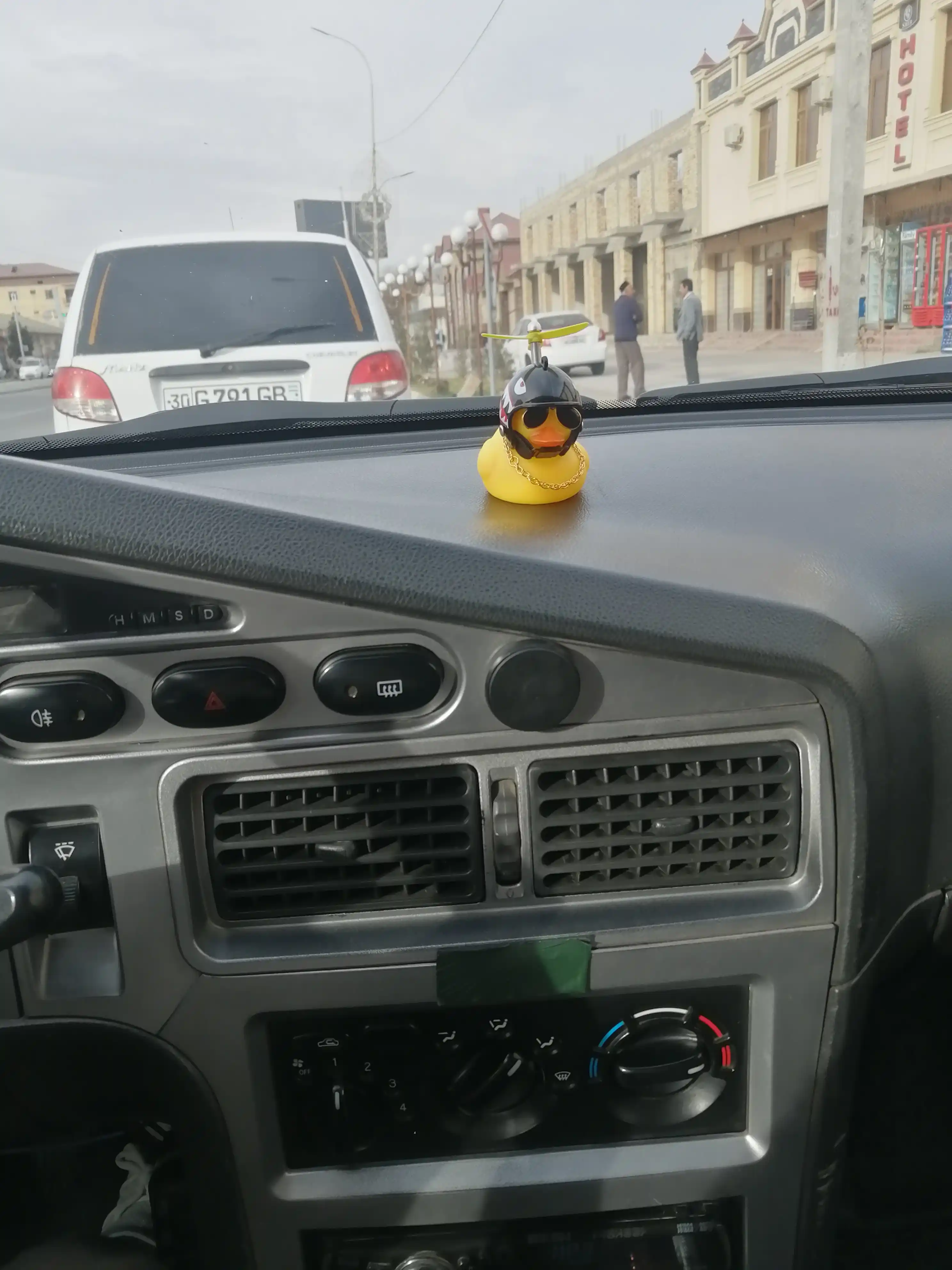 Avtomobil uchun suvenir o'rdak ko'zoynak va dubulg'a ichida