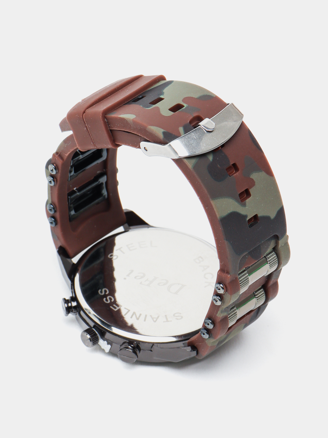 U oyoqlarini yoyib, porno suratlarni korsatdi.