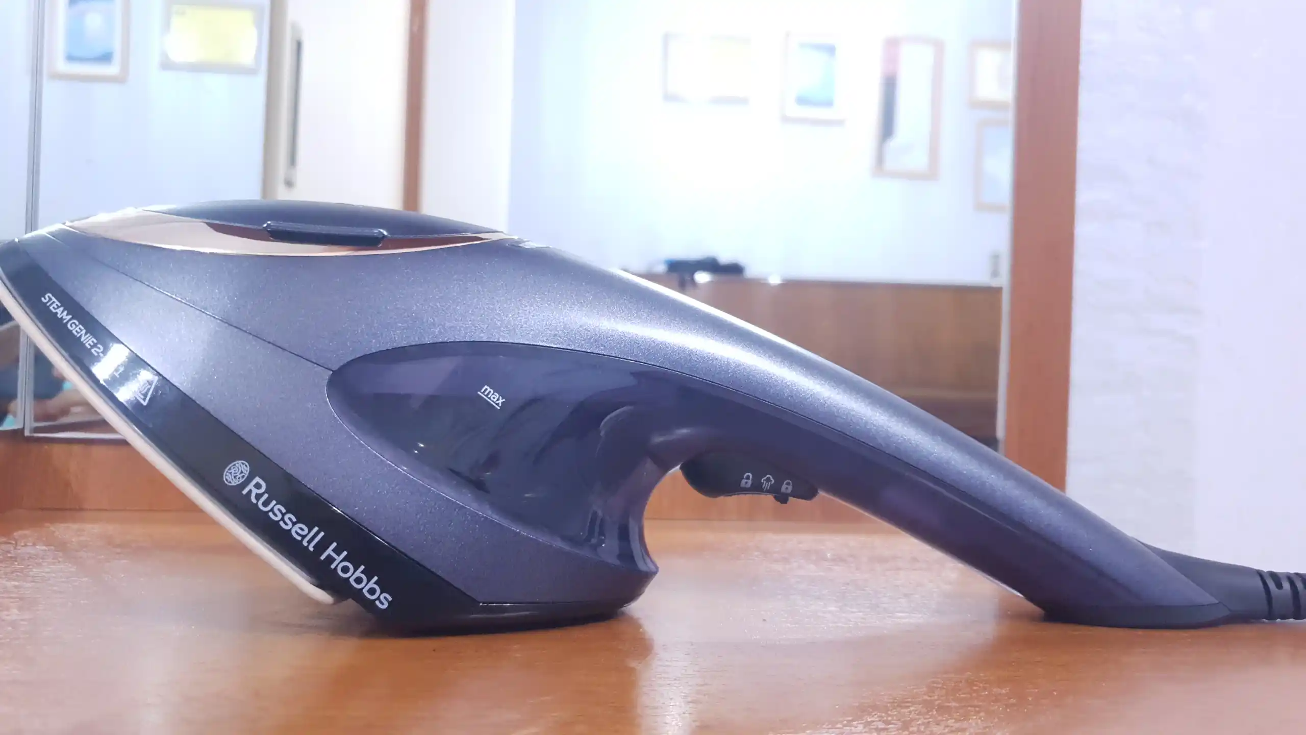 Отпариватель и паровой утюг Russell Hobbs Steam Genie 2 в 1 28370-56, 1700 Вт,пар 20 г/мин