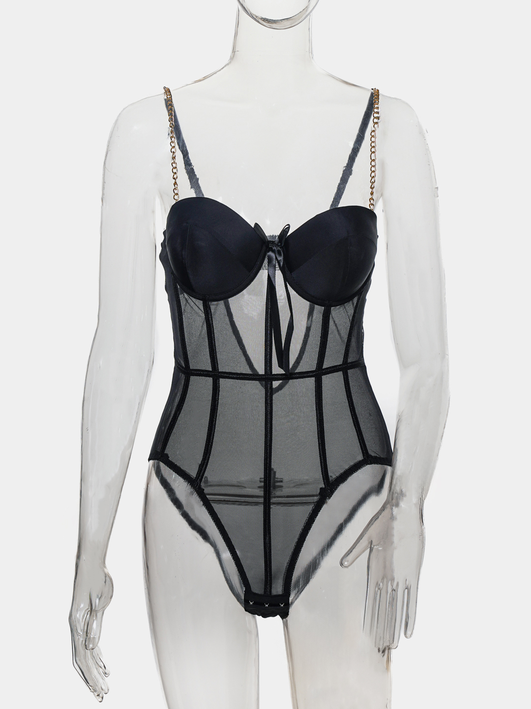 Ayollar belbogli yigitni sikishmoqda (foto)