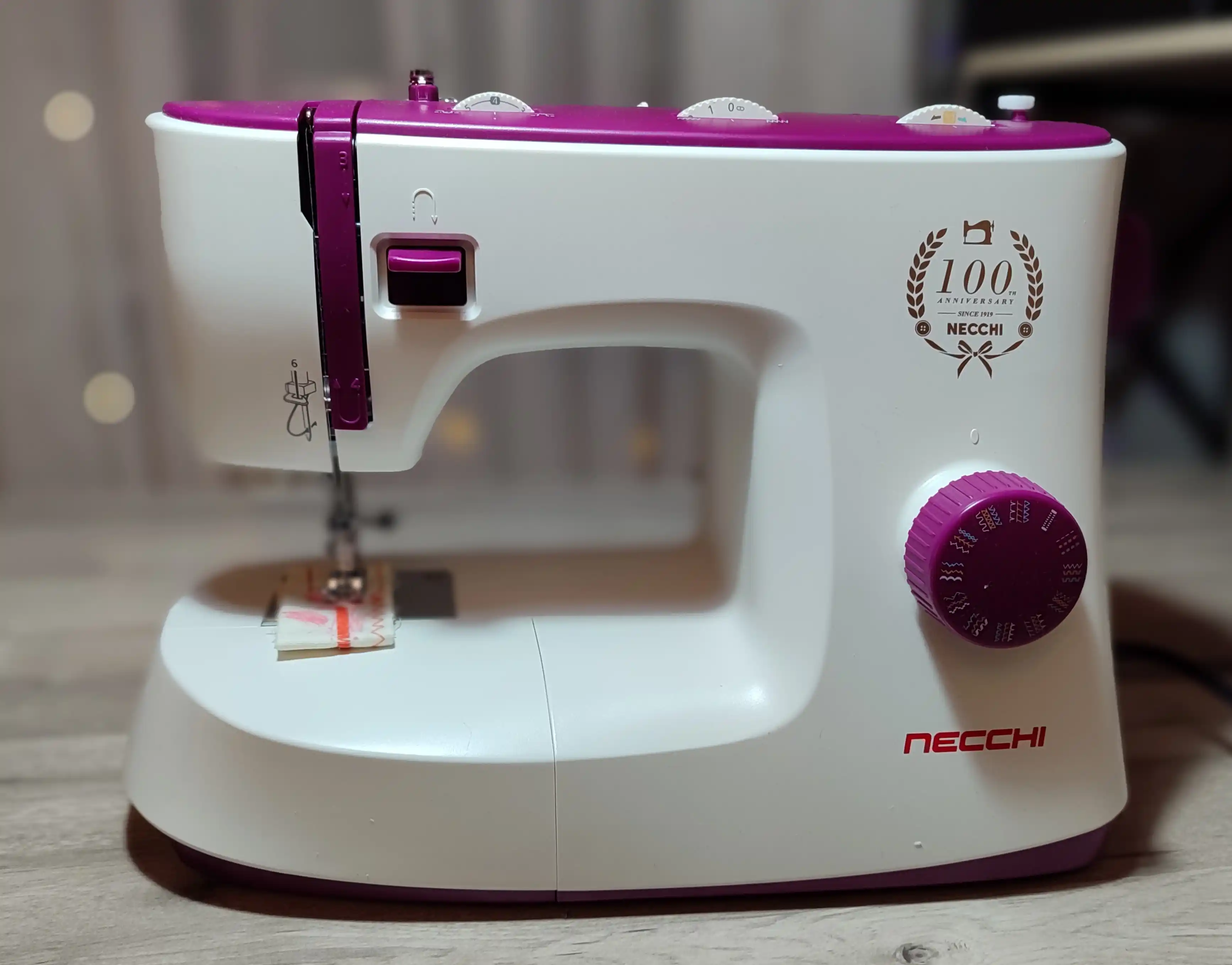 Швейная машина Necchi K132A 34 операции, автоматическая петля, металлический челнок